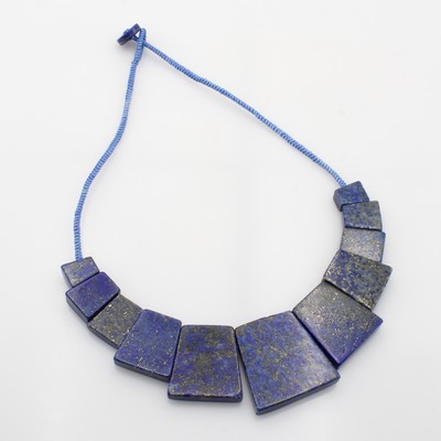 27065021a - Lapislazulicollier, rechteckige Lapislazuli-scheiben im Verlauf gearb., an geflochtenem, ...