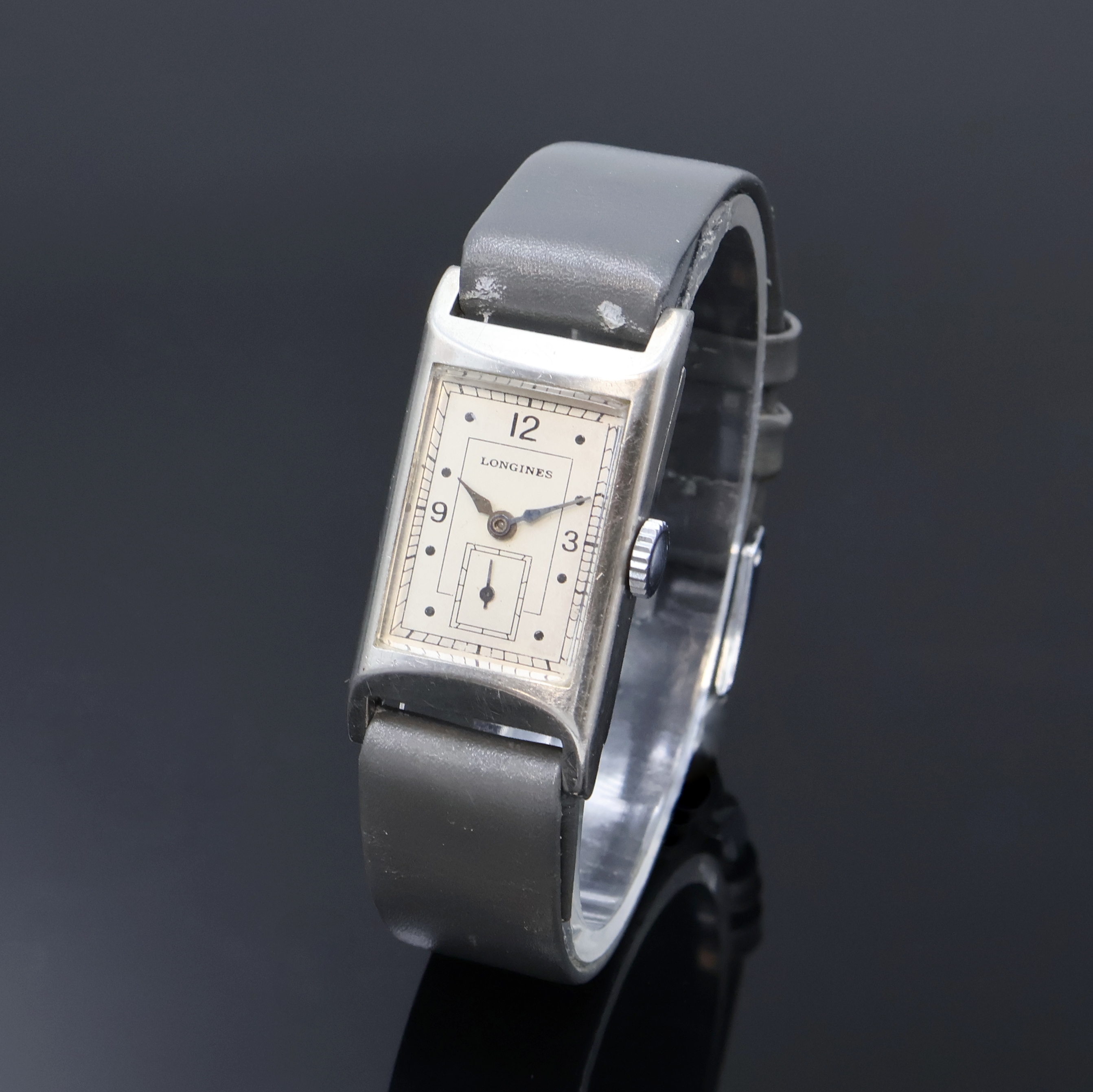 LONGINES Kaliber 25.17 rechteckige Armbanduhr in Stahl, Schweiz um 1936, Handaufzug, 2- teil. Geh. dell., Boden aufgedr., silb. Zifferbl. ...