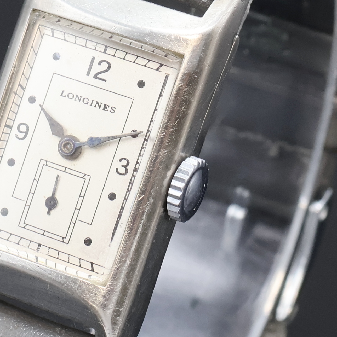 Detail b: LONGINES Kaliber 25.17 rechteckige Armbanduhr in Stahl, Schweiz um 1936, Handaufzug, 2- teil. Geh. dell., Boden aufgedr., silb. Zifferbl. ...