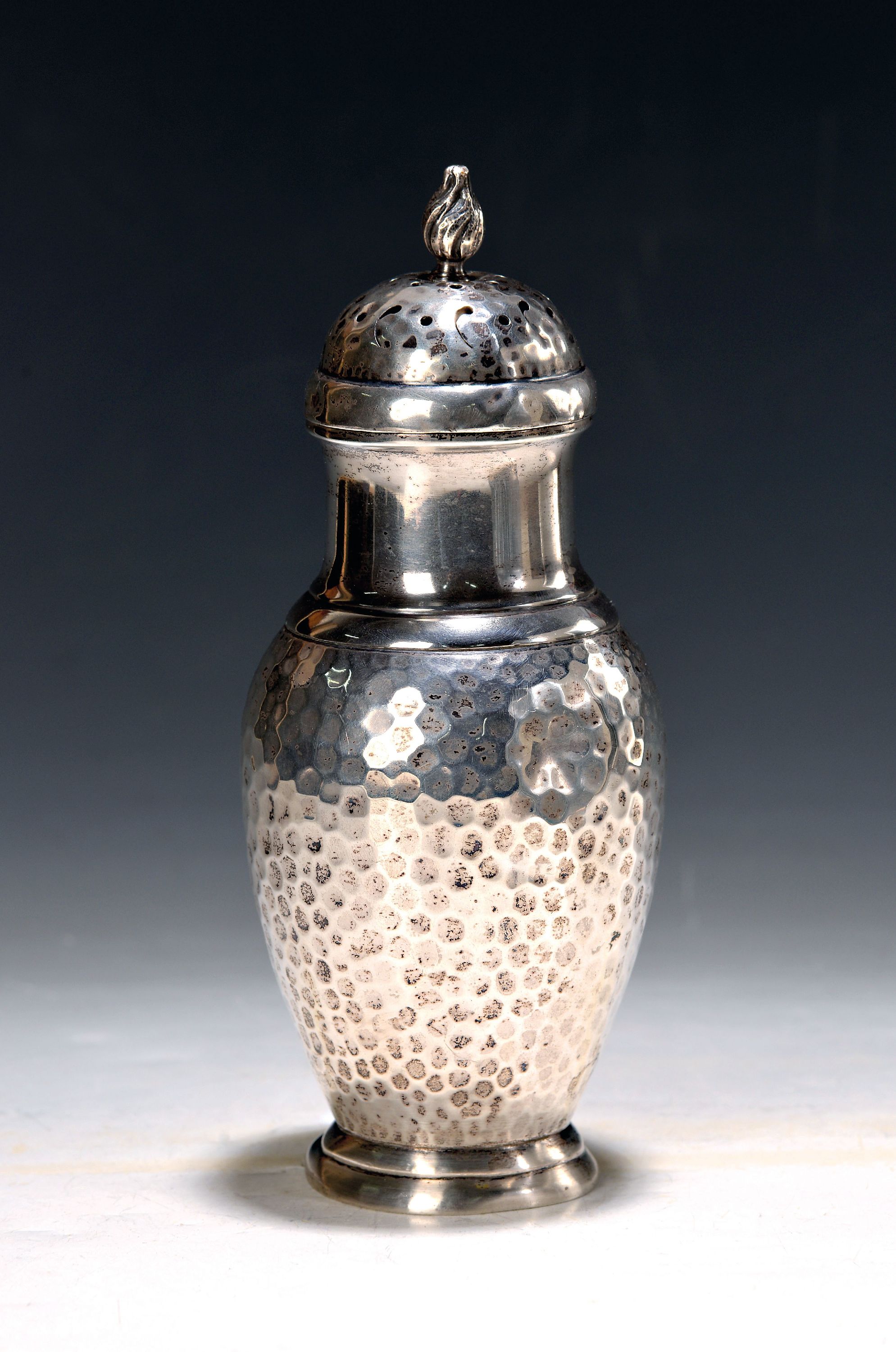 Image 27065304 - Salzstreuer aus Silber, Christian F. Heise, Kopenhagen, 1917, 228g, Hammerschlagdekor, ...
