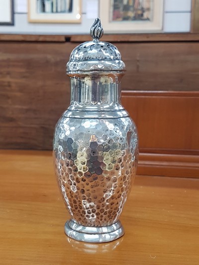 Image 27065304a - Salzstreuer aus Silber, Christian F. Heise, Kopenhagen, 1917, 228g, Hammerschlagdekor, ...