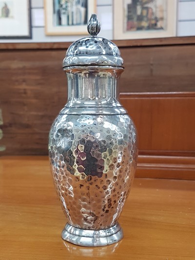 Image 27065304b - Salzstreuer aus Silber, Christian F. Heise, Kopenhagen, 1917, 228g, Hammerschlagdekor, ...