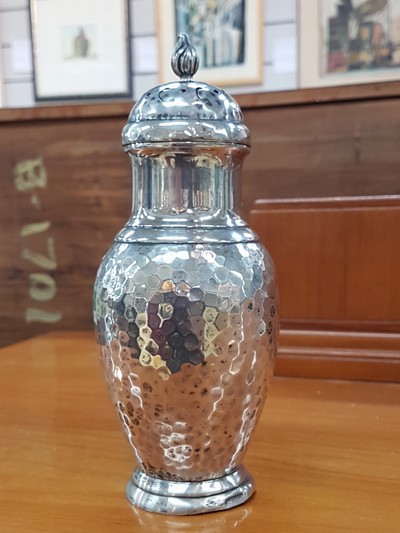 Image 27065304c - Salzstreuer aus Silber, Christian F. Heise, Kopenhagen, 1917, 228g, Hammerschlagdekor, ...