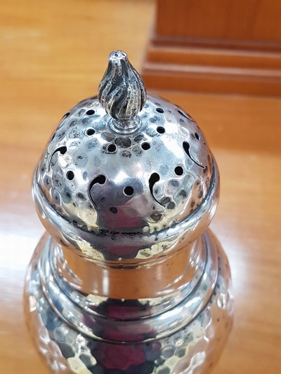 Image 27065304d - Salzstreuer aus Silber, Christian F. Heise, Kopenhagen, 1917, 228g, Hammerschlagdekor, ...