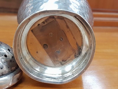 Image 27065304f - Salzstreuer aus Silber, Christian F. Heise, Kopenhagen, 1917, 228g, Hammerschlagdekor, ...