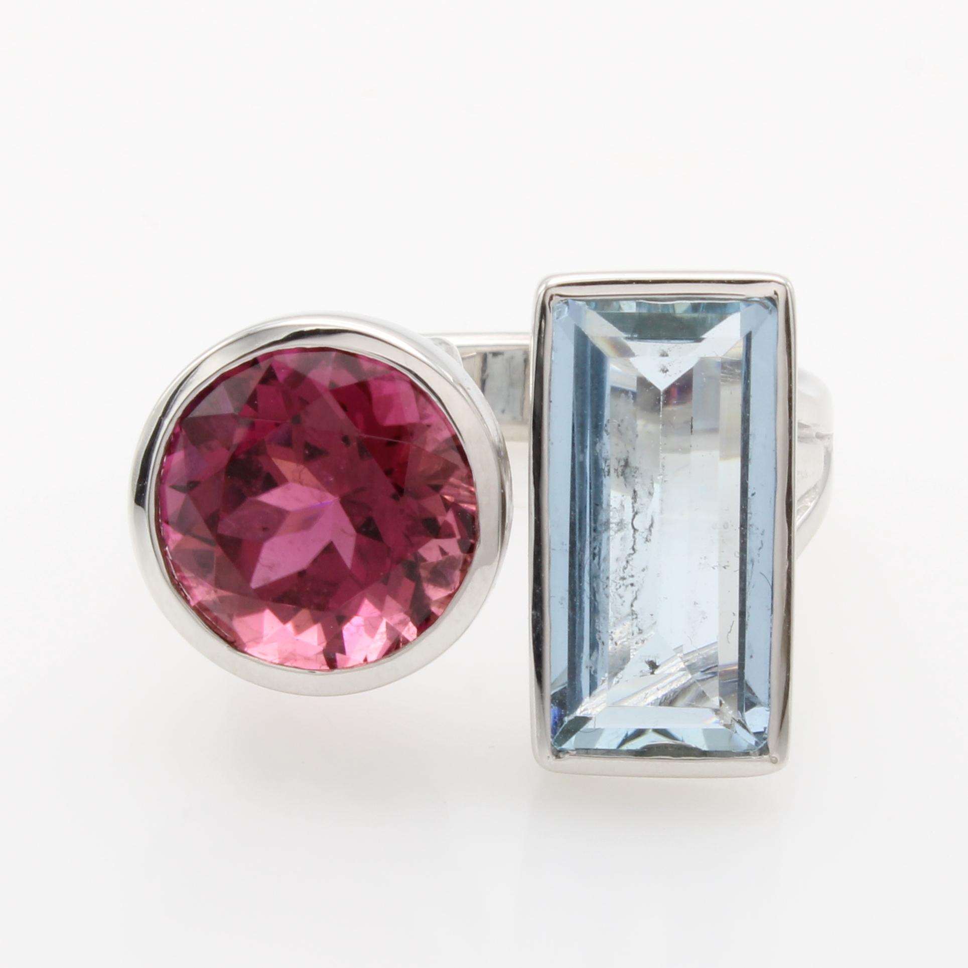 Image 27065403 - Ring mit Farbsteinen, WG 750/000, runder, rosa Turmalin ca. 5 ct, rechteckiger Aquam. ...