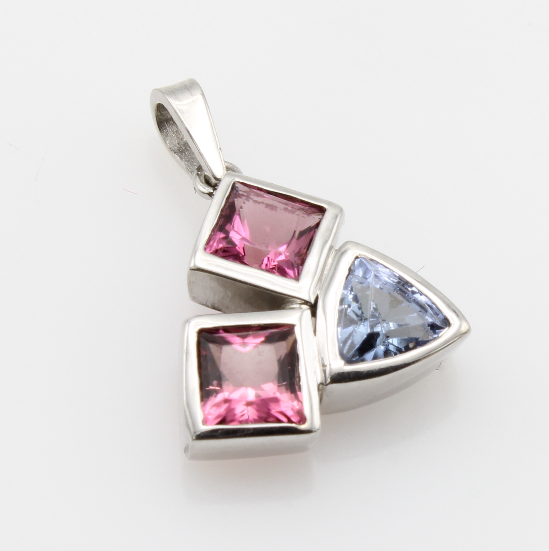Image 27065459 - Anhänger mit Farbsteinen, WG 585/000, 2 rosa Turmalincarrées zus. ca. 1.2 ct, ...