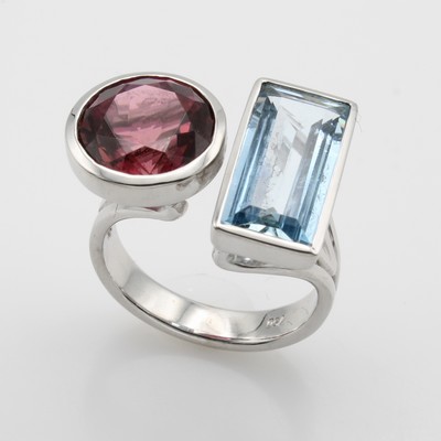 27065403a - Ring mit Farbsteinen, WG 750/000, runder, rosa Turmalin ca. 5 ct, rechteckiger Aquam. ...