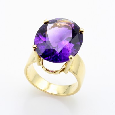 27065462a - Ring mit Amethyst, GG 750/000, ovaler Amethyst in Krappenfassung ca. 13.7 ct, RW ca. 57 ...