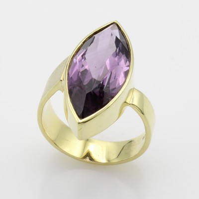 27065910a - Ring mit Amethyst, GG 585/000, Schiene z.T. matt. u. asymmetrisch anges., navettef. ...