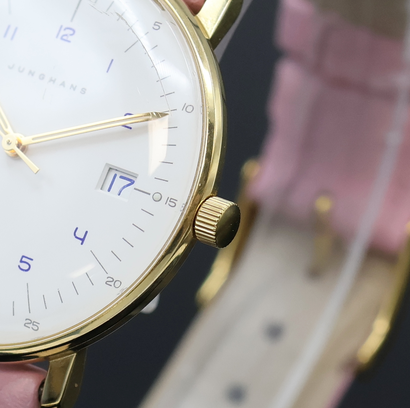 Detail d: JUNGHANS Max Bill vergoldete Armbanduhr, Deutschland um 2015, quarz, 2-tlg., verg. Stahlgeh., Boden 4-fach verschr., creme-farb. Zifferbl., blaue ...