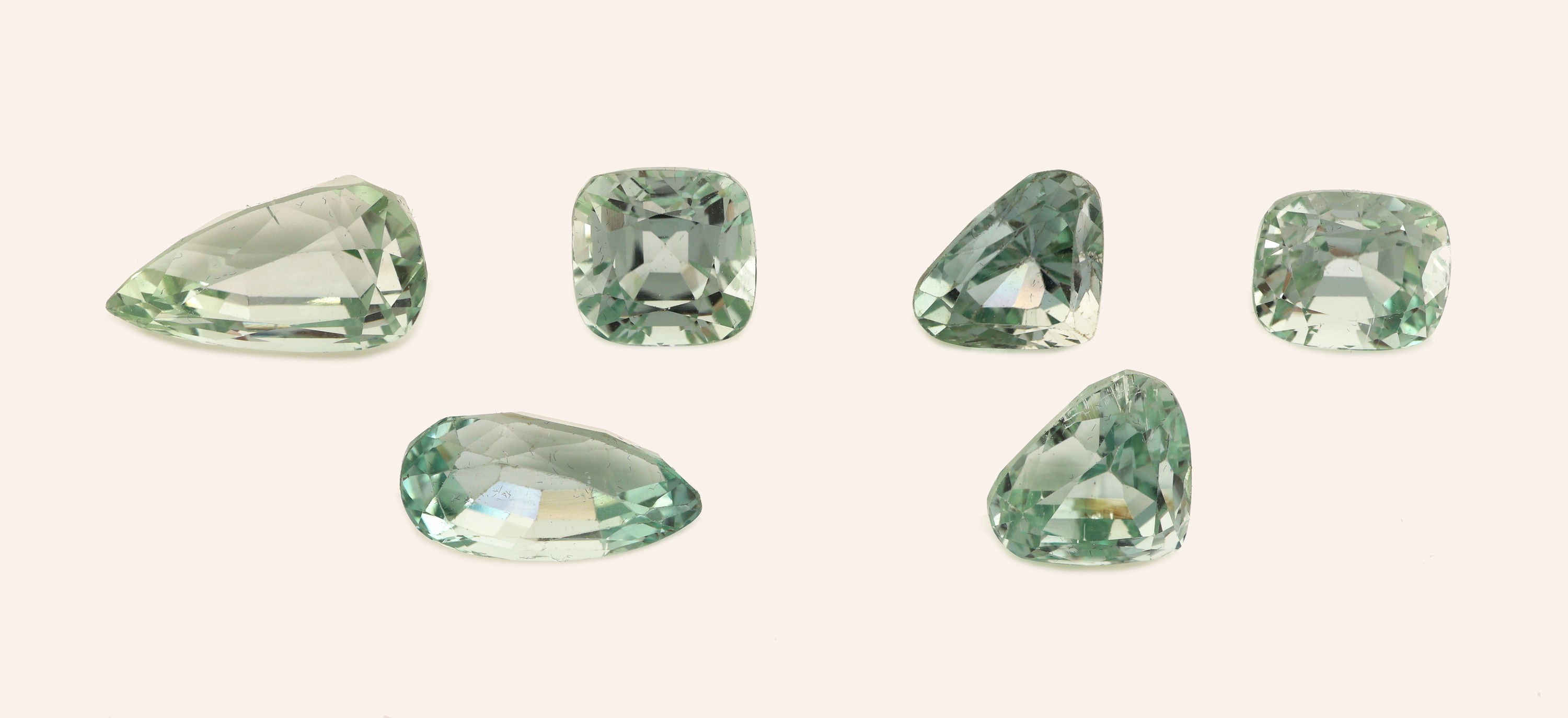 Image 27066572 - Lot 6 lose Hiddenite, zus. ca. 76.96 ct, 1 x Trillion-Schliff, 10.78 ct, 1 x Trillion ...