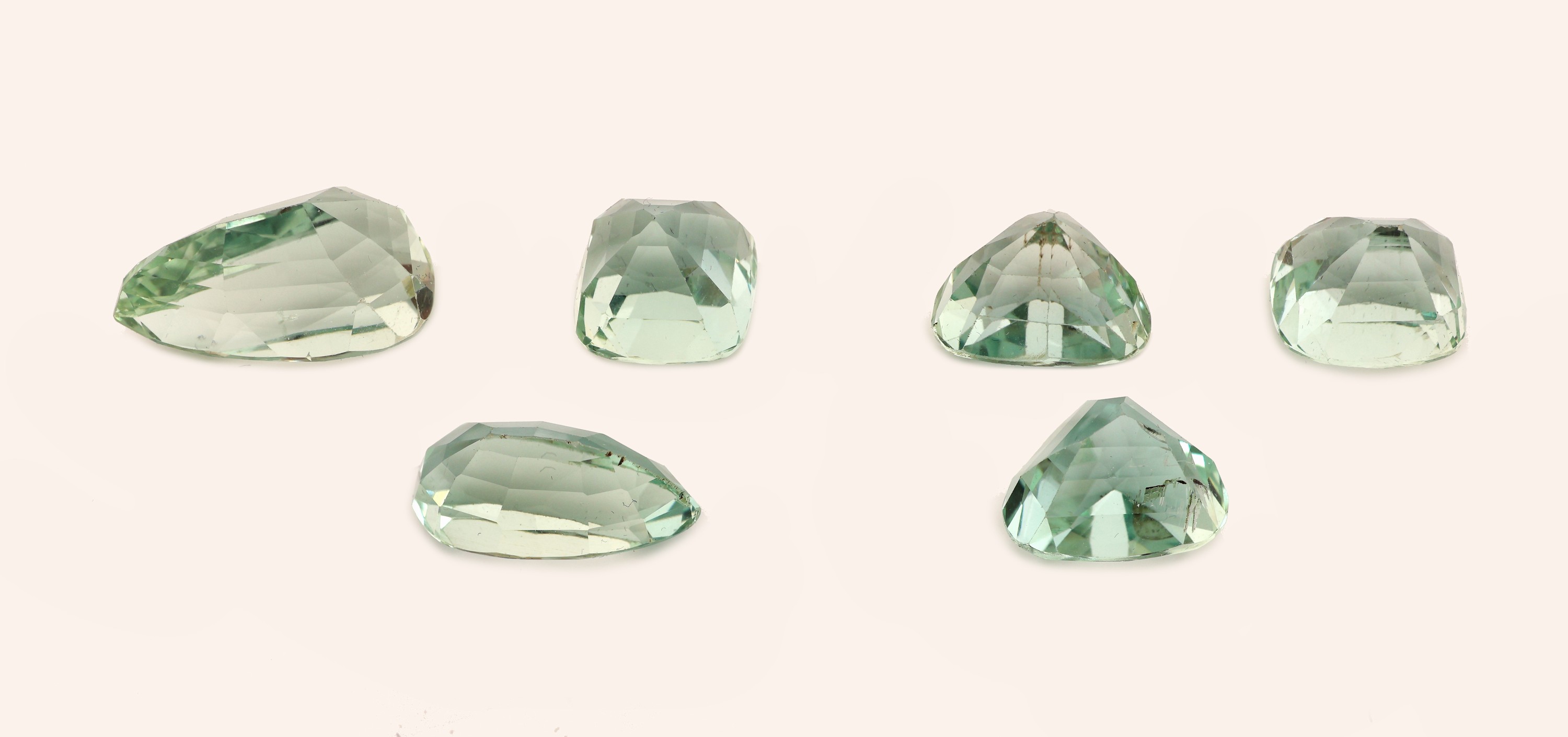 Detail a: Lot 6 lose Hiddenite, zus. ca. 76.96 ct, 1 x Trillion-Schliff, 10.78 ct, 1 x Trillion -Schliff, 10.25 ct, 1 x Cushion-Cut, 12.28 ct,1 x Cushion-Cut, ...