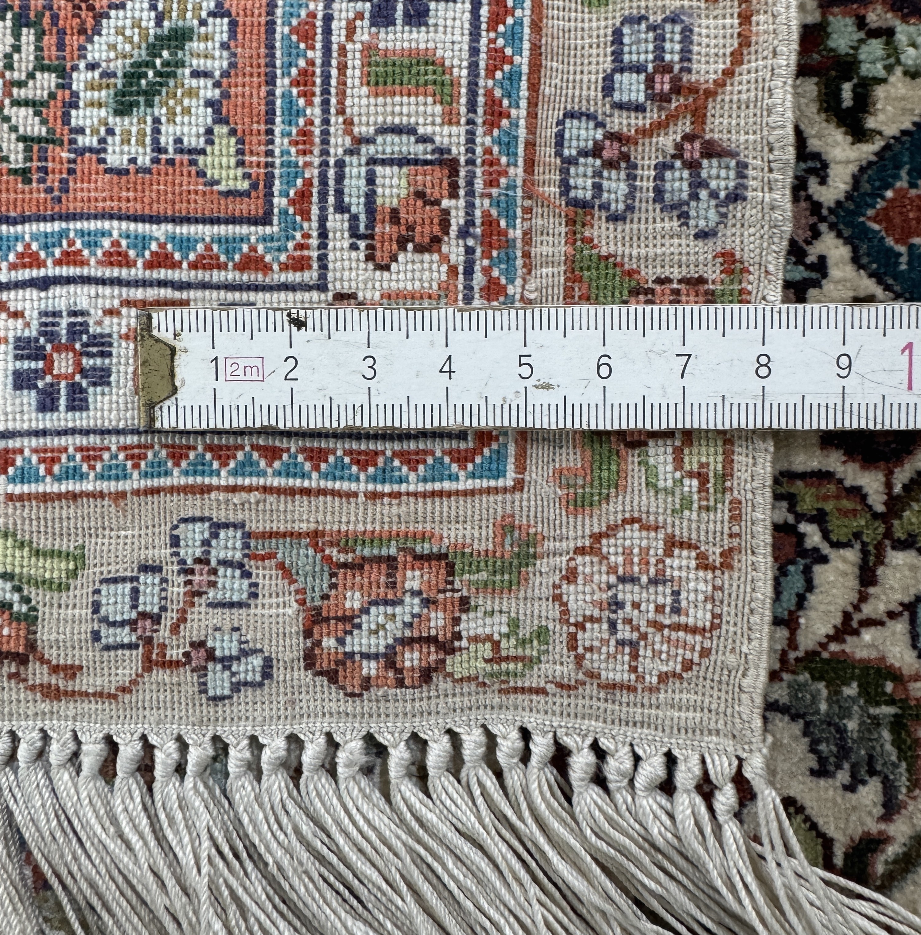 Detail e: Hereke Seide fein, China, Ende 20.Jhd, reine Naturseide, ca. 125 x 80 cm, ca. 1,0 Mio. Kn/qm, EHZ: 1-2