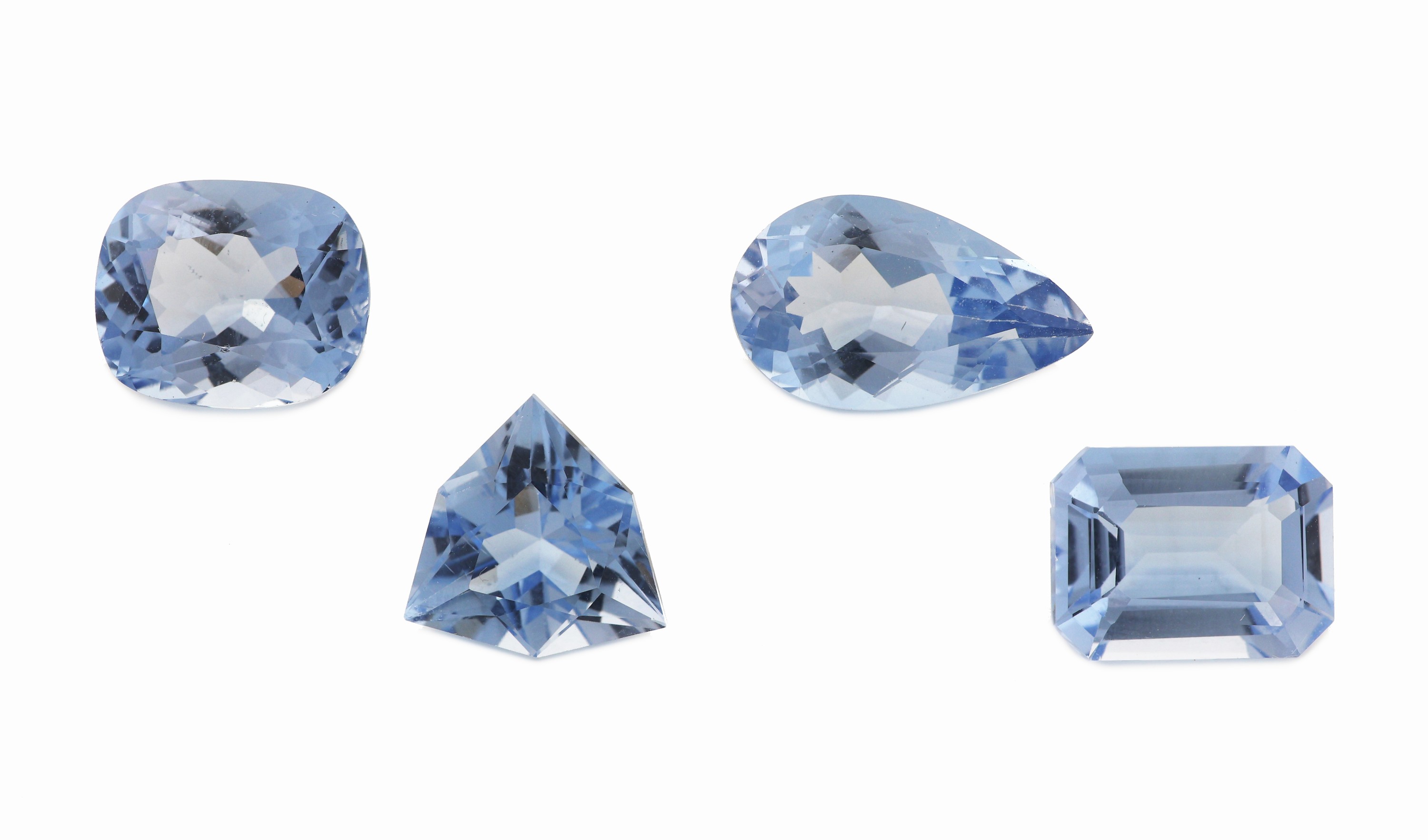 Lot 4 lose Aquamarine, zus. ca. 16.04 ct, 1 x facett. Tropfen, 1 x Trillion-Schliff, 1 xCushion Cut, 1 x Treppenschliff