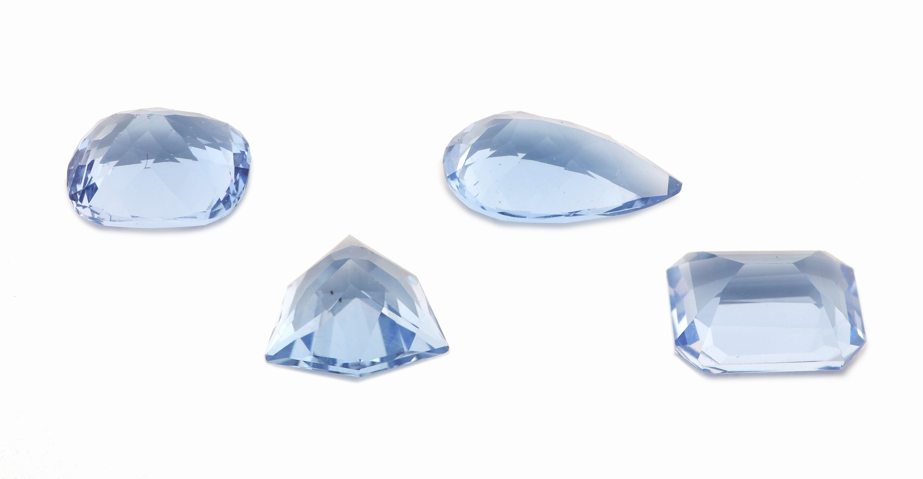 Detail a: Lot 4 lose Aquamarine, zus. ca. 16.04 ct, 1 x facett. Tropfen, 1 x Trillion-Schliff, 1 xCushion Cut, 1 x Treppenschliff