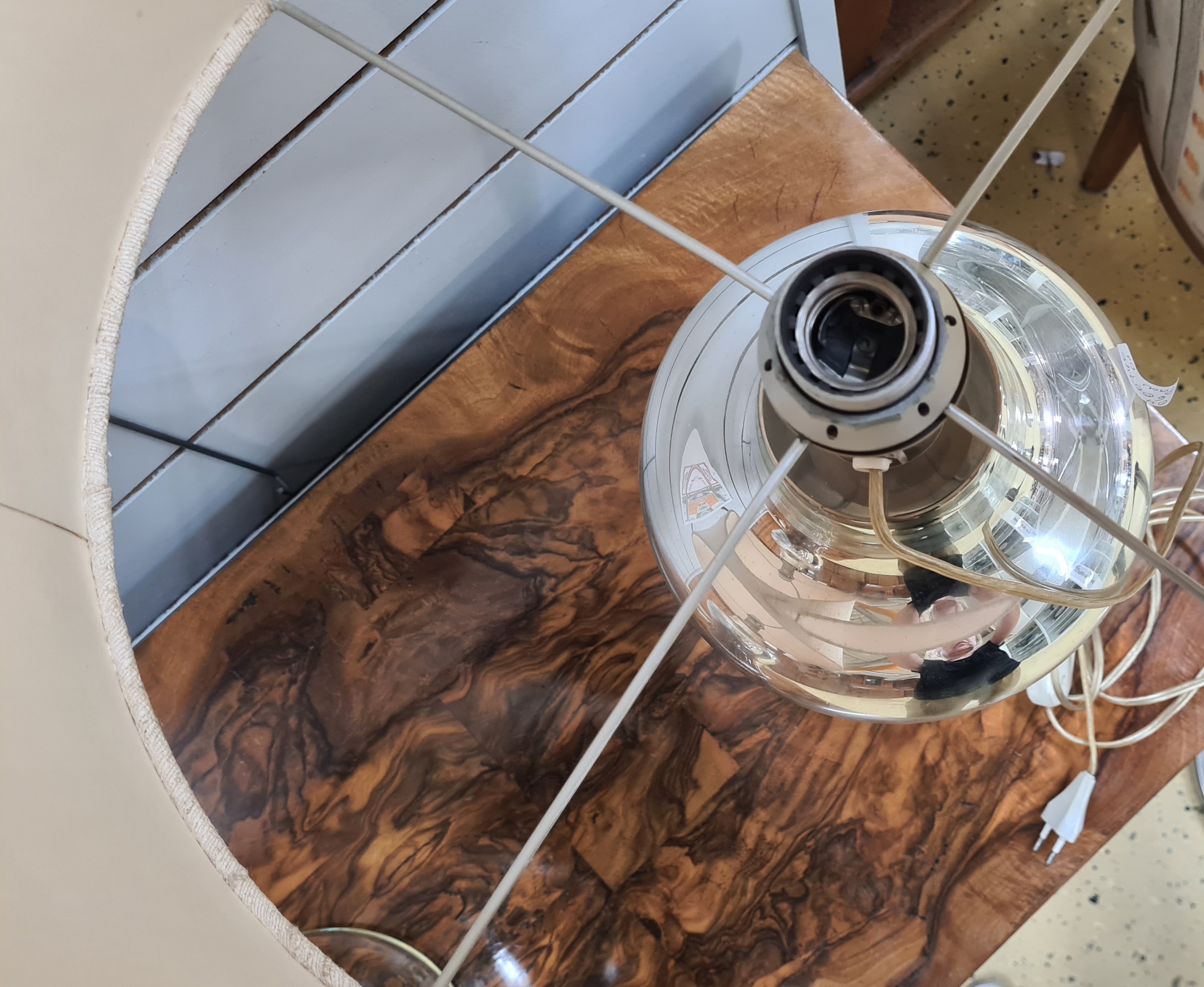 Detail b: Paar Tischlampen, Ingo Maurer (1932-2019), balusterförmiger Glaskorpus innen versilbert, eine Brennstelle, Elektr. nicht geprüft, H. Korpus ca. ...
