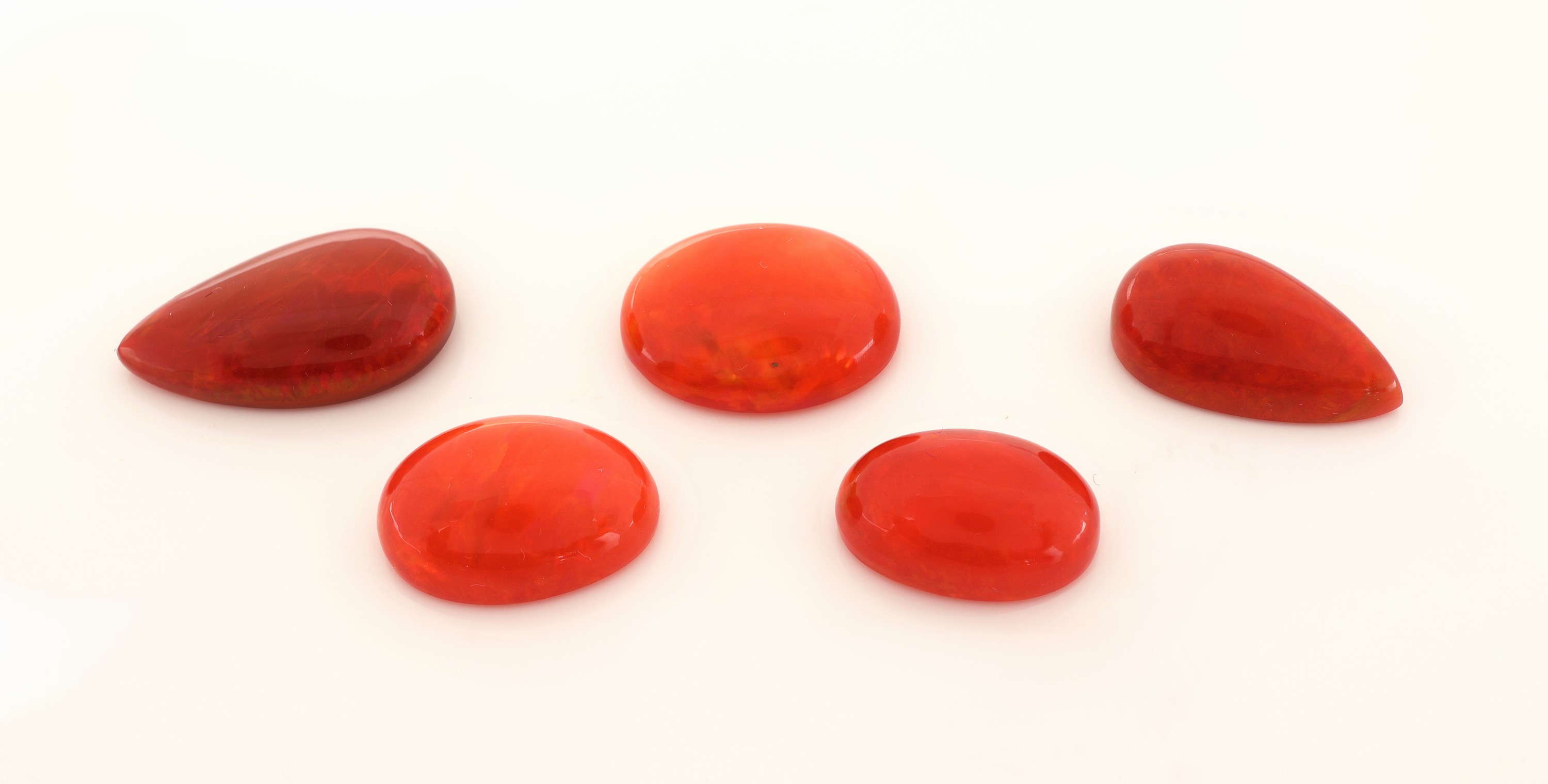 Image 27066651 - Lot 5 lose rote Opale, zus. ca. 40.48 ct, Cabochons in versch. Größen, Formen und ...
