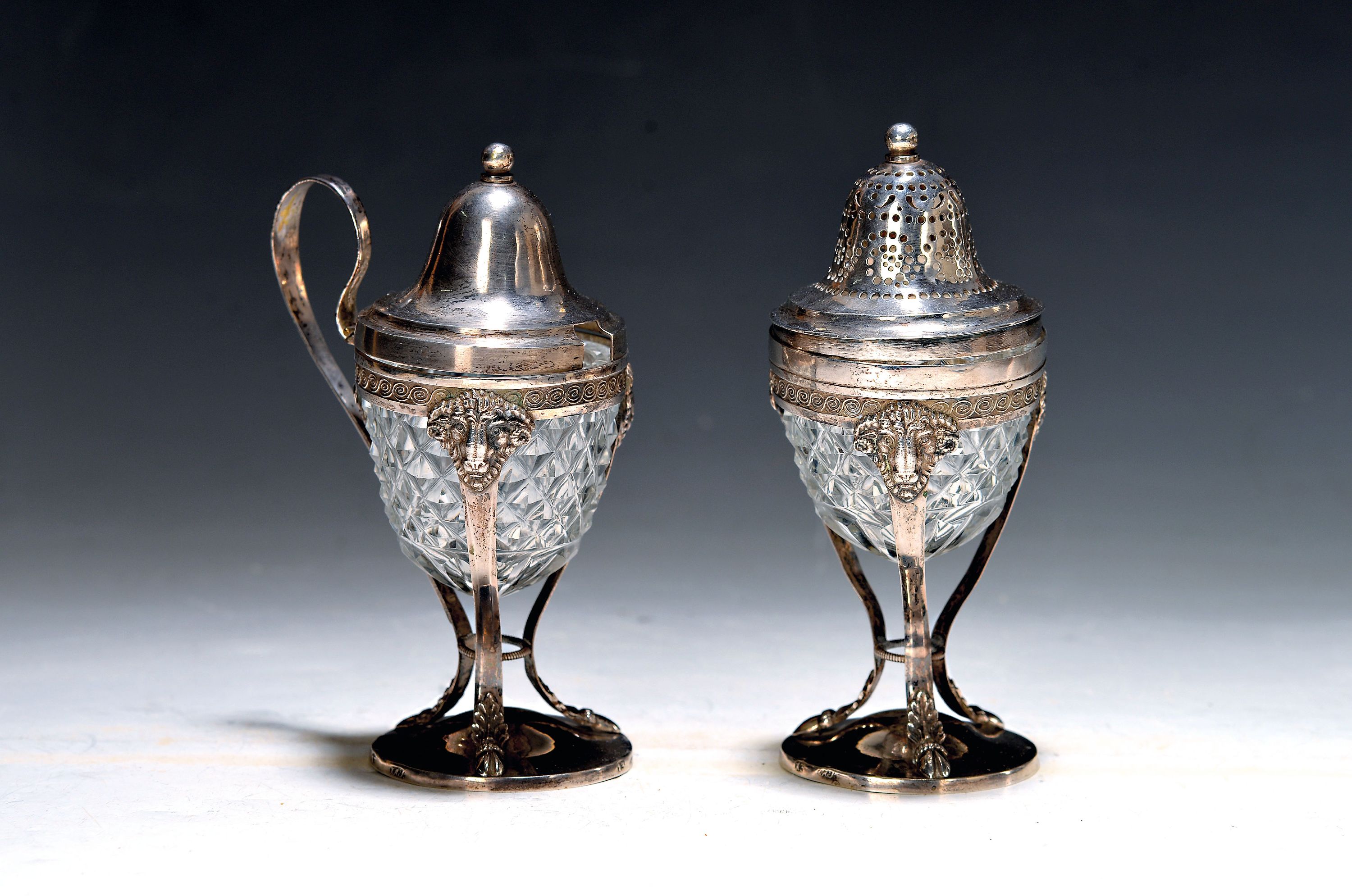 Image 27066653 - Salzstreuer und Bügelgefäß für Kaviar, deutsch, um 1800, 13 Lot Silber, ...