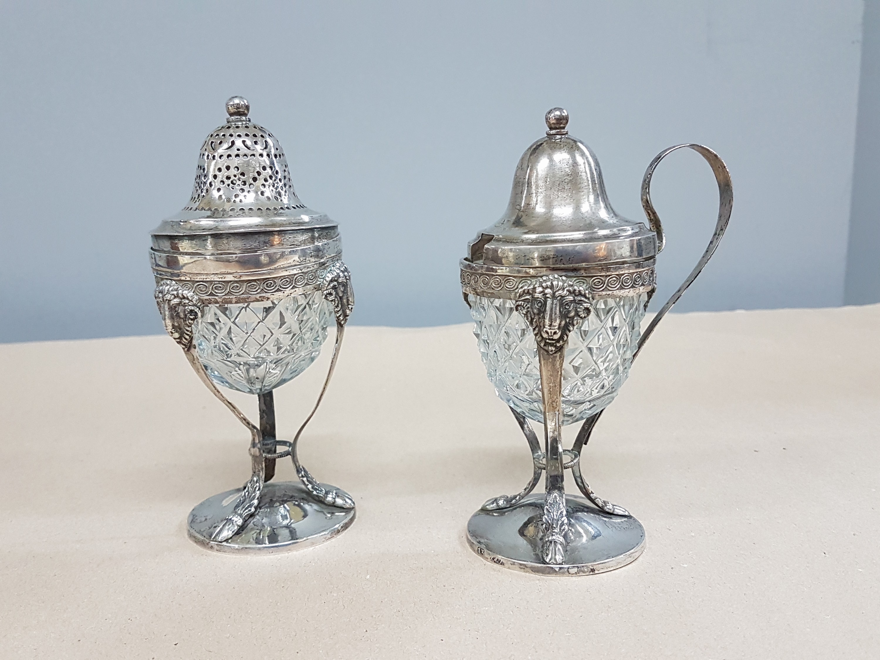 Detail a: Salzstreuer und Bügelgefäß für Kaviar, deutsch, um 1800, 13 Lot Silber, Glaseinsätze mit Rautendekor, feingliedrige Form mit Widderköpfen, ...