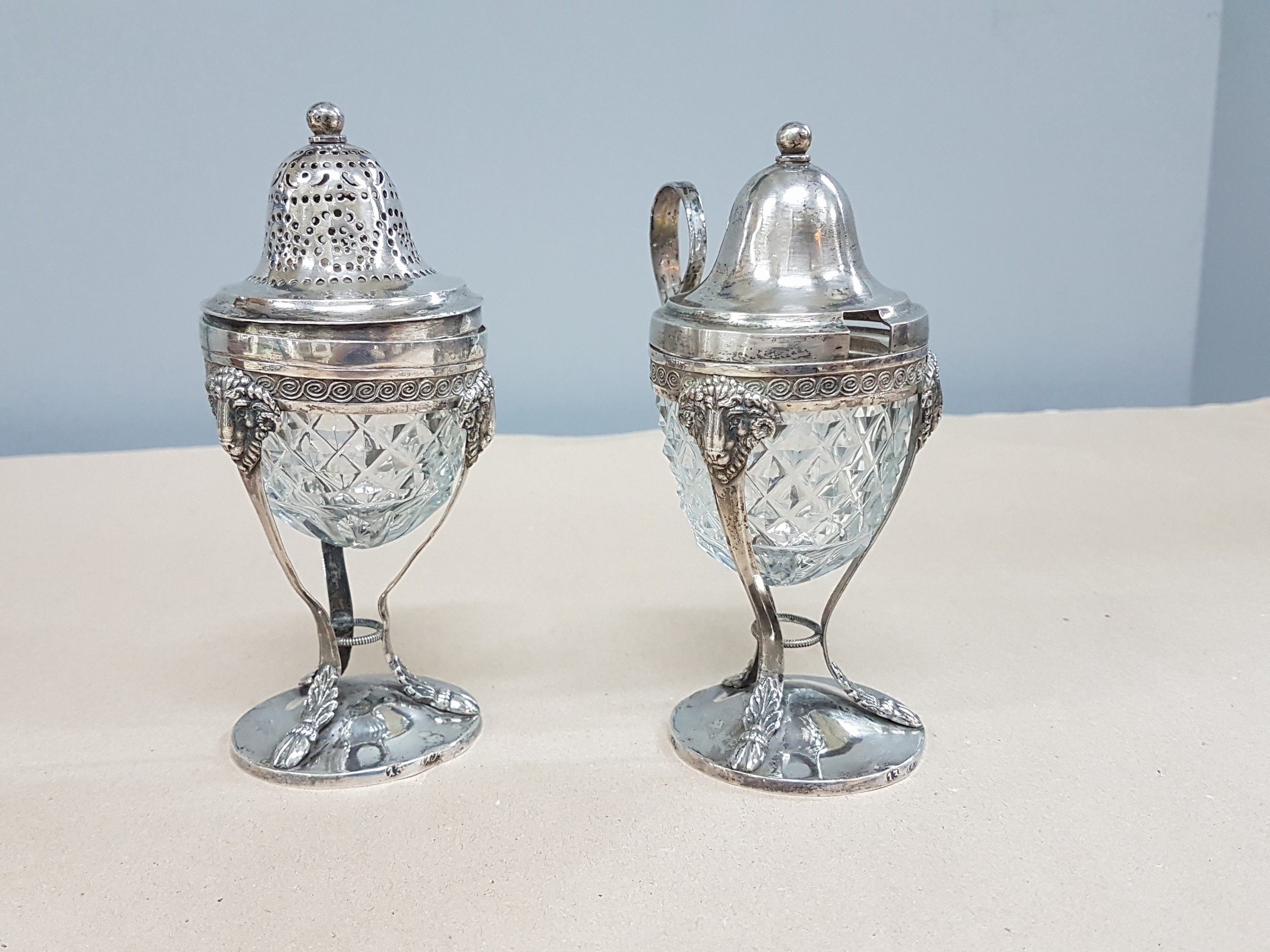Detail b: Salzstreuer und Bügelgefäß für Kaviar, deutsch, um 1800, 13 Lot Silber, Glaseinsätze mit Rautendekor, feingliedrige Form mit Widderköpfen, ...