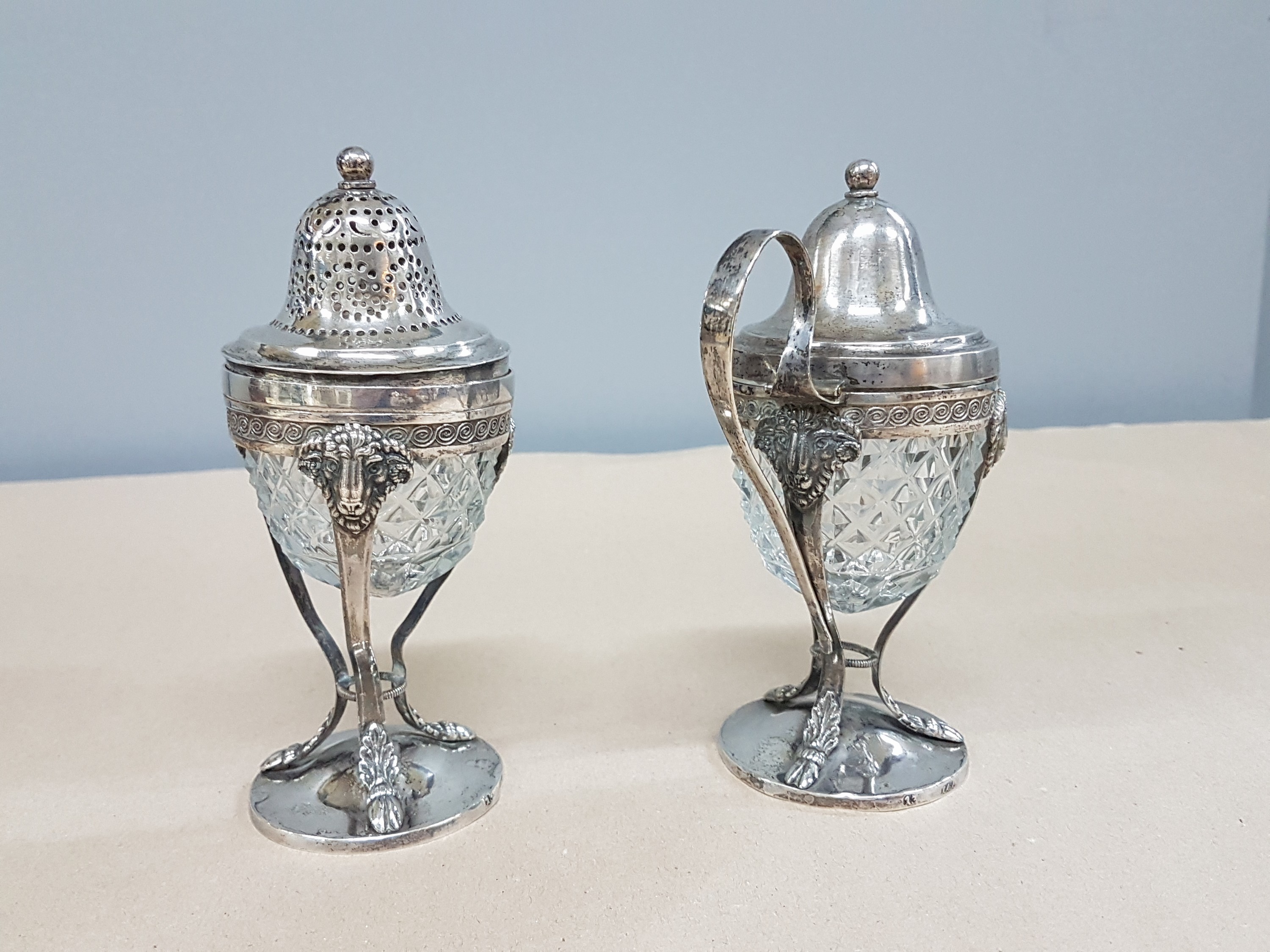 Detail c: Salzstreuer und Bügelgefäß für Kaviar, deutsch, um 1800, 13 Lot Silber, Glaseinsätze mit Rautendekor, feingliedrige Form mit Widderköpfen, ...