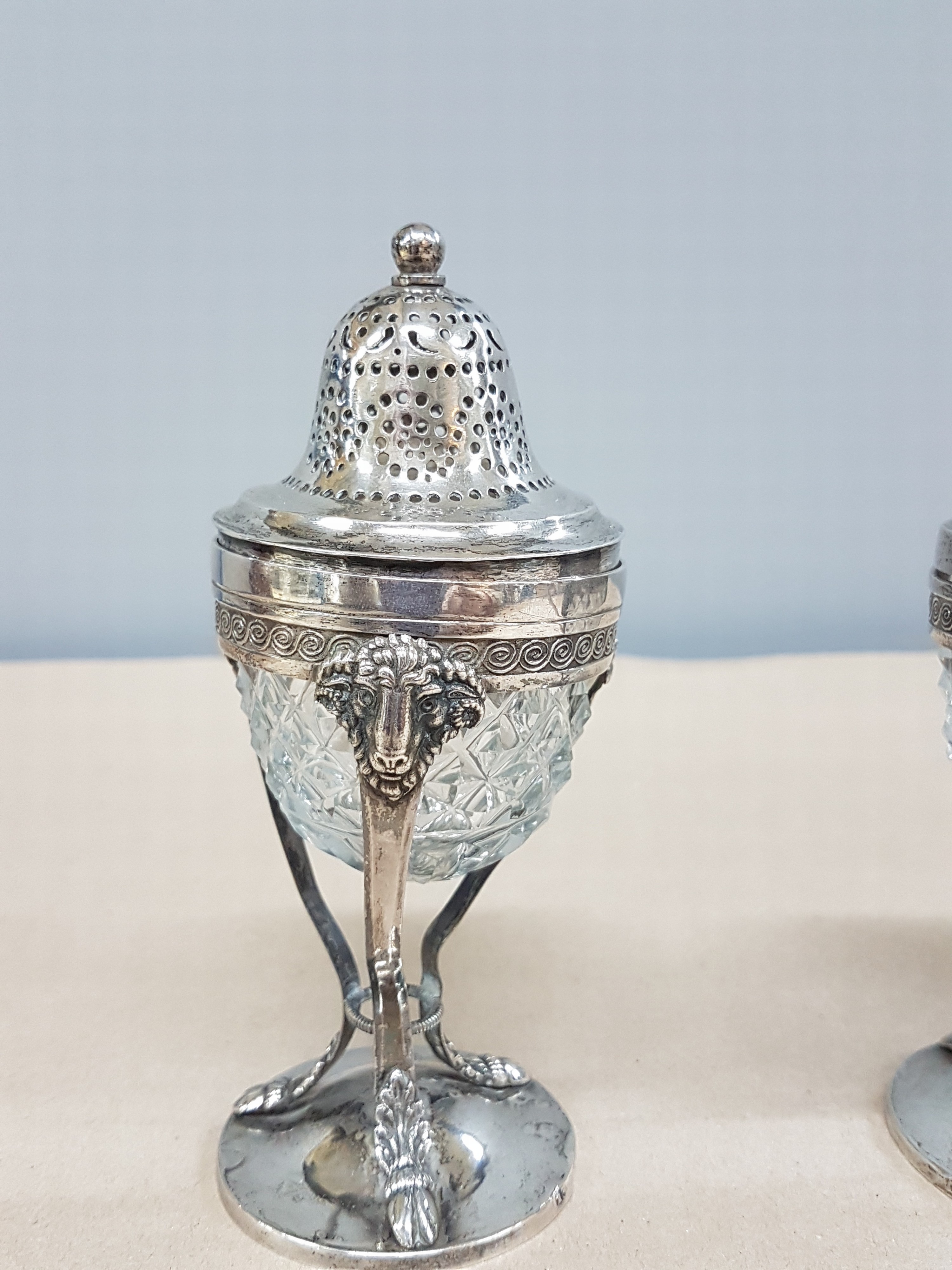 Detail d: Salzstreuer und Bügelgefäß für Kaviar, deutsch, um 1800, 13 Lot Silber, Glaseinsätze mit Rautendekor, feingliedrige Form mit Widderköpfen, ...