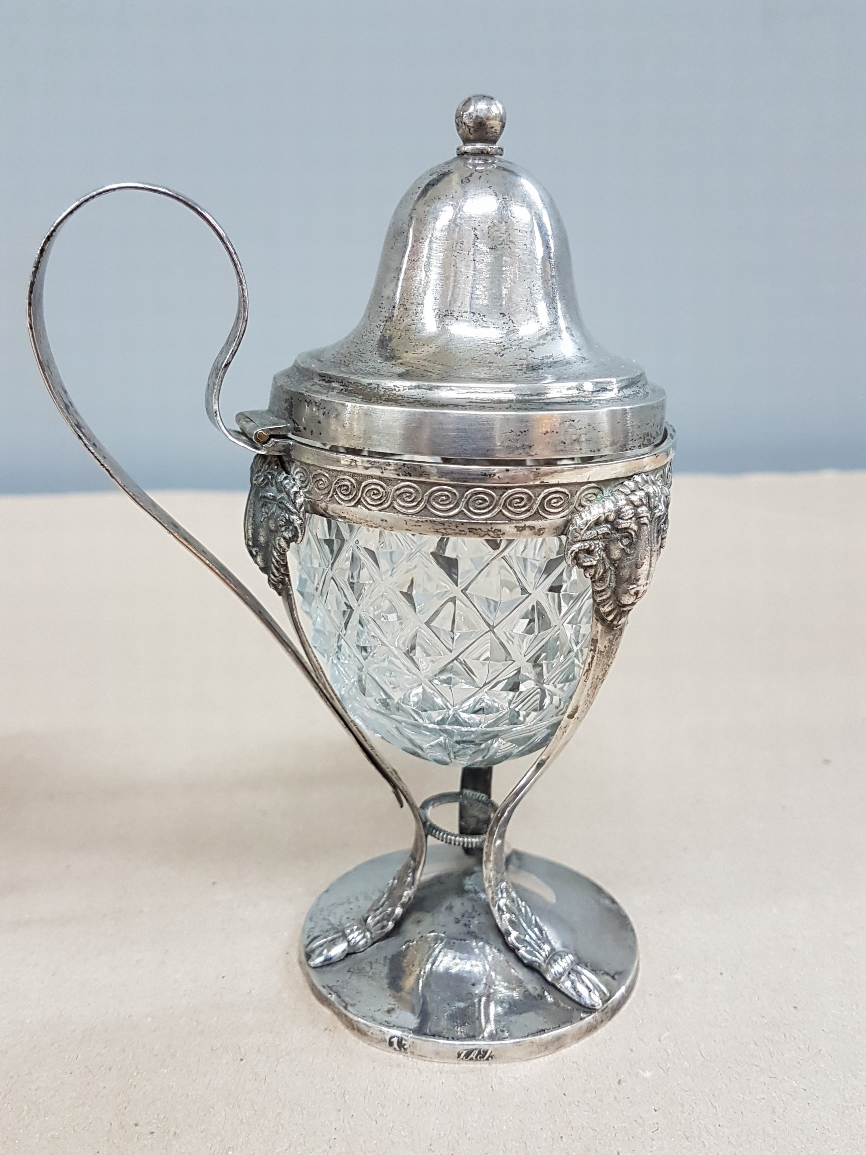 Detail e: Salzstreuer und Bügelgefäß für Kaviar, deutsch, um 1800, 13 Lot Silber, Glaseinsätze mit Rautendekor, feingliedrige Form mit Widderköpfen, ...