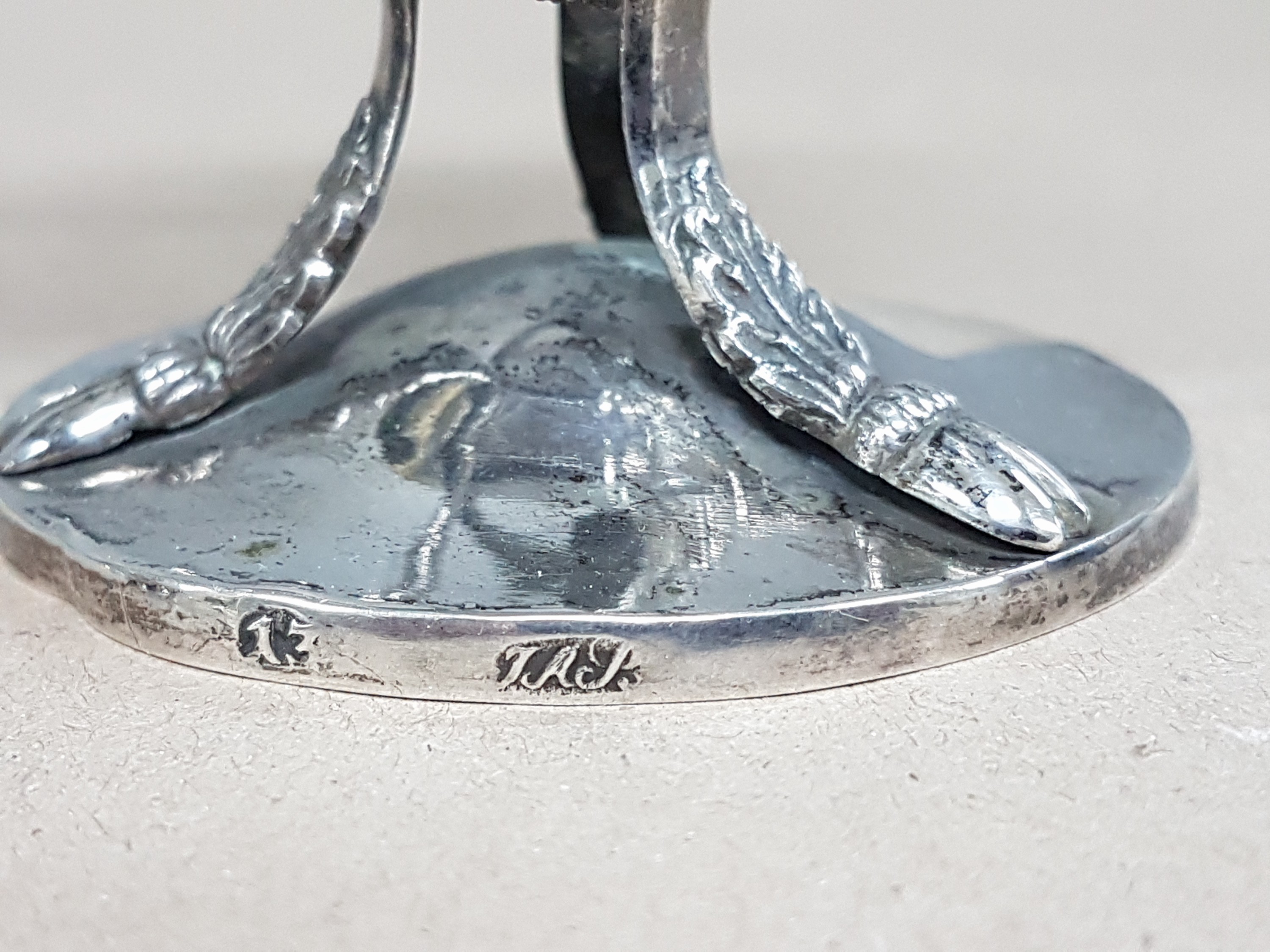Detail f: Salzstreuer und Bügelgefäß für Kaviar, deutsch, um 1800, 13 Lot Silber, Glaseinsätze mit Rautendekor, feingliedrige Form mit Widderköpfen, ...