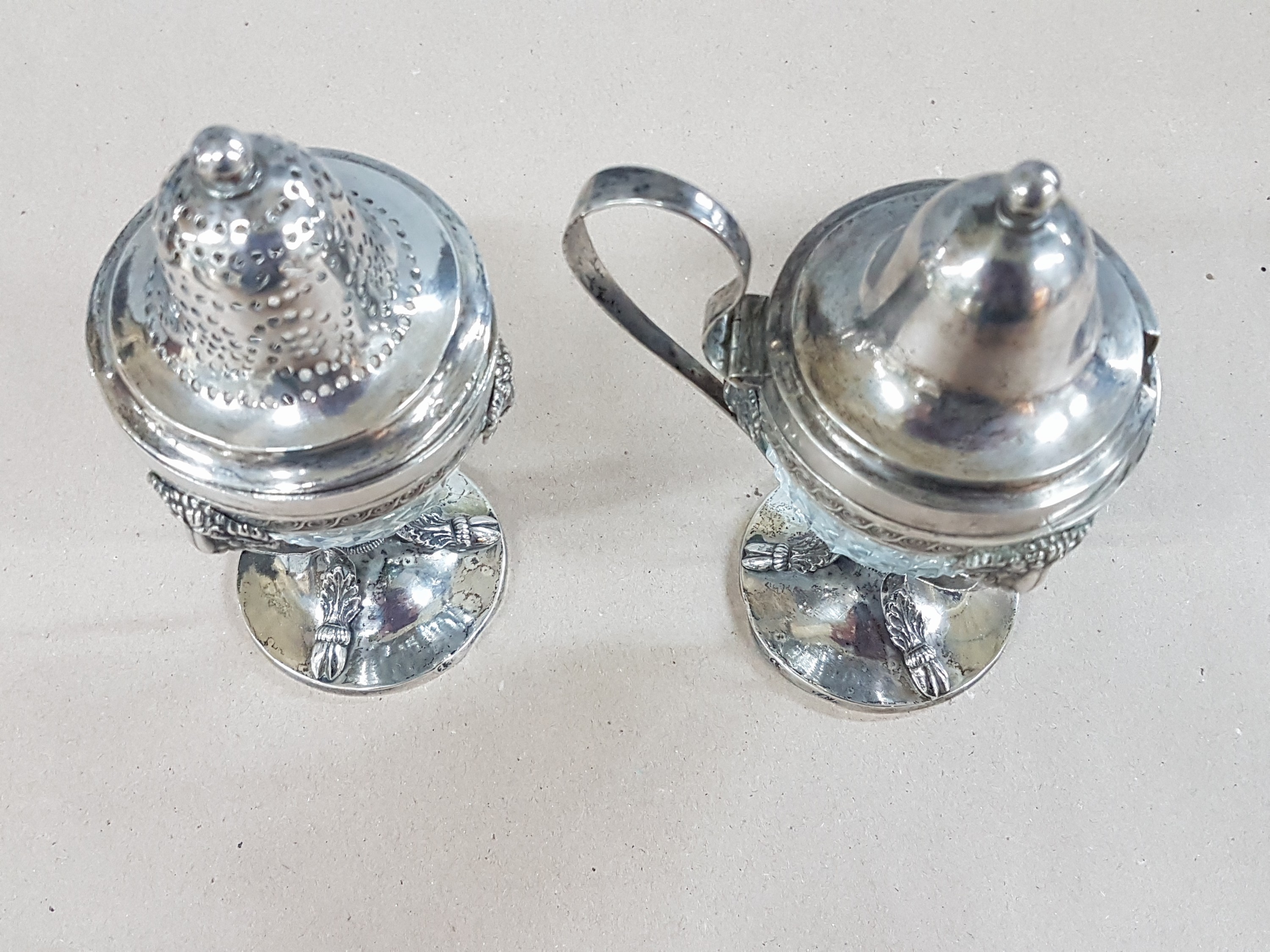 Detail h: Salzstreuer und Bügelgefäß für Kaviar, deutsch, um 1800, 13 Lot Silber, Glaseinsätze mit Rautendekor, feingliedrige Form mit Widderköpfen, ...