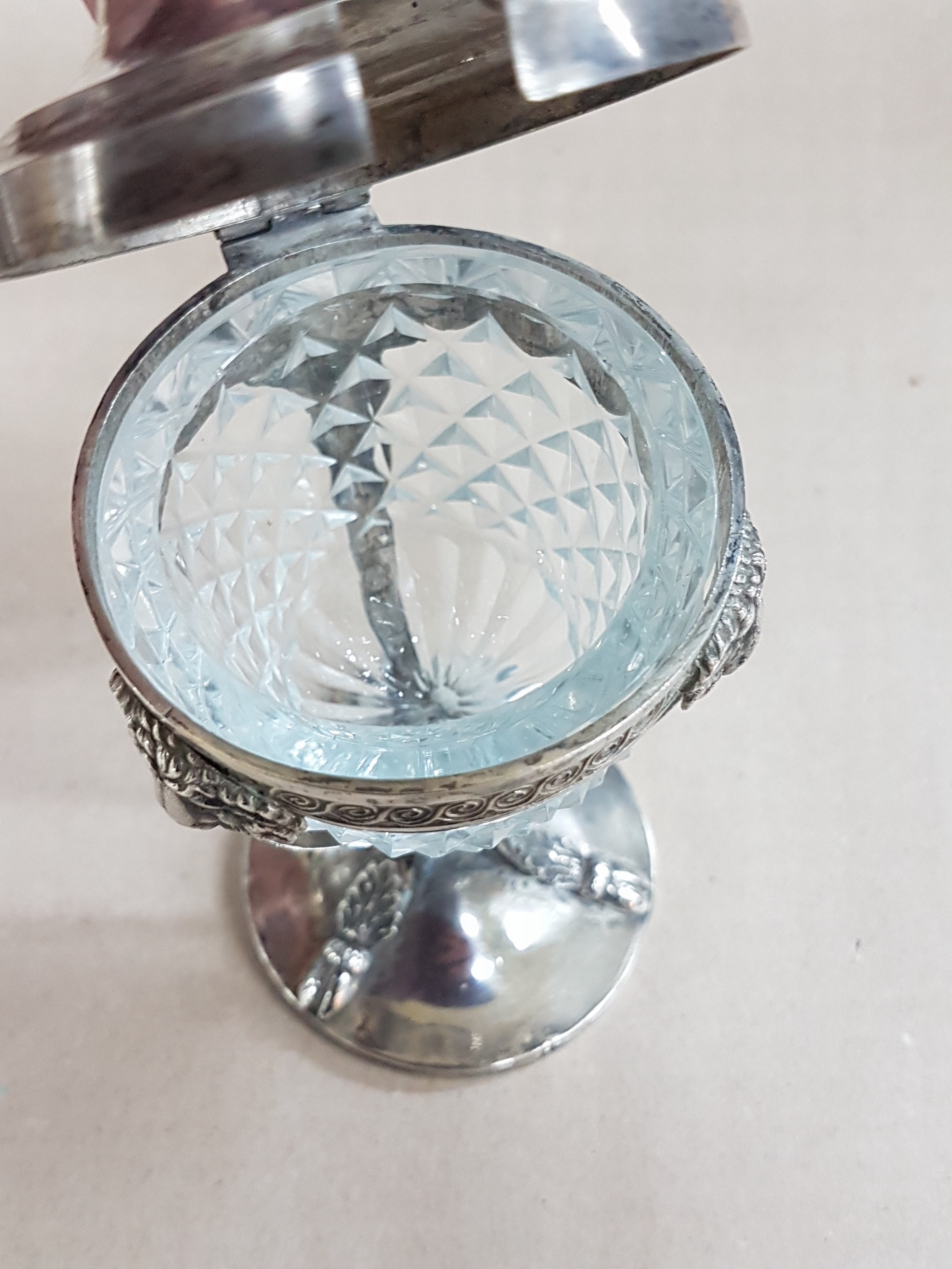 Detail i: Salzstreuer und Bügelgefäß für Kaviar, deutsch, um 1800, 13 Lot Silber, Glaseinsätze mit Rautendekor, feingliedrige Form mit Widderköpfen, ...