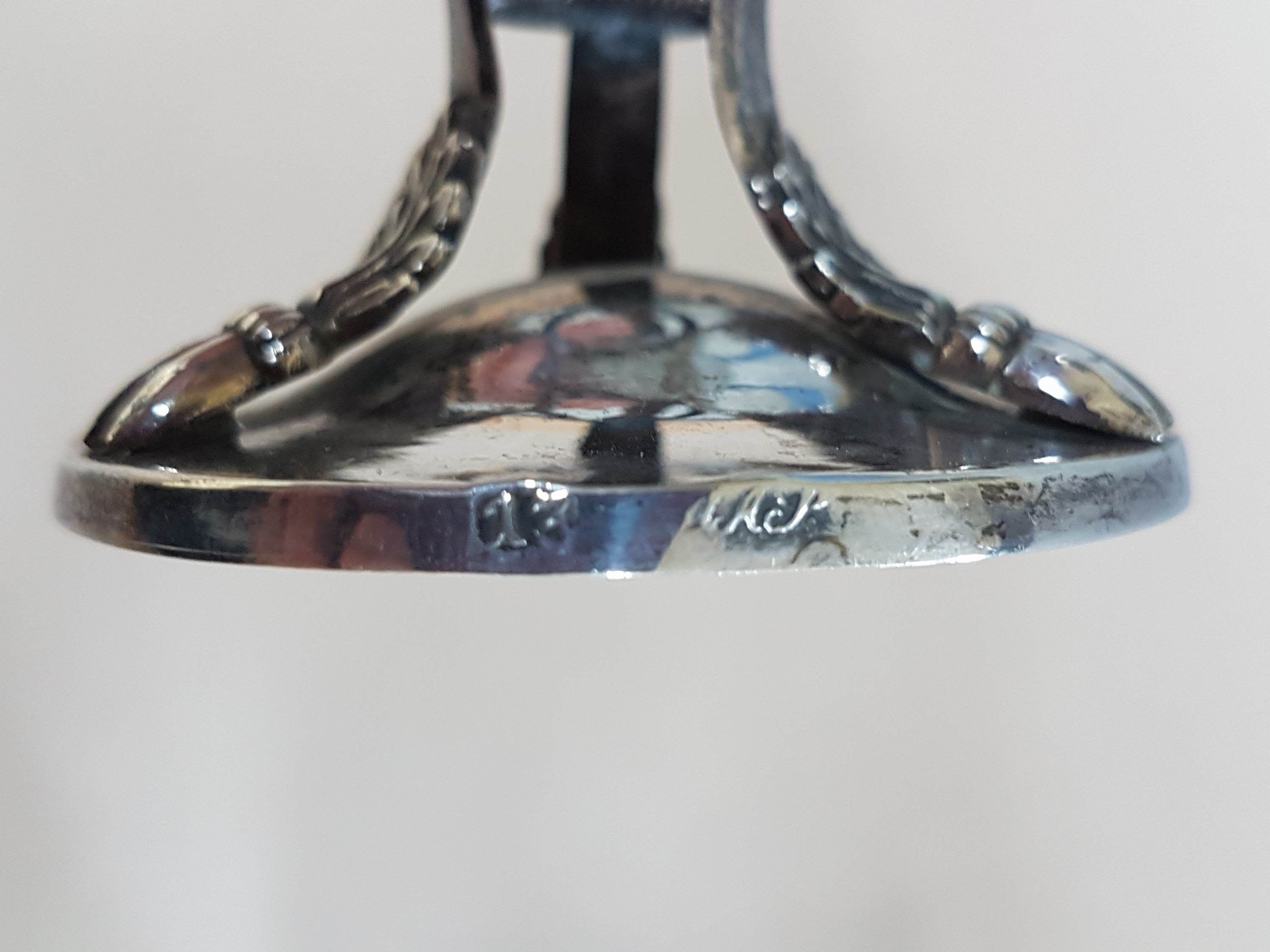 Detail k: Salzstreuer und Bügelgefäß für Kaviar, deutsch, um 1800, 13 Lot Silber, Glaseinsätze mit Rautendekor, feingliedrige Form mit Widderköpfen, ...