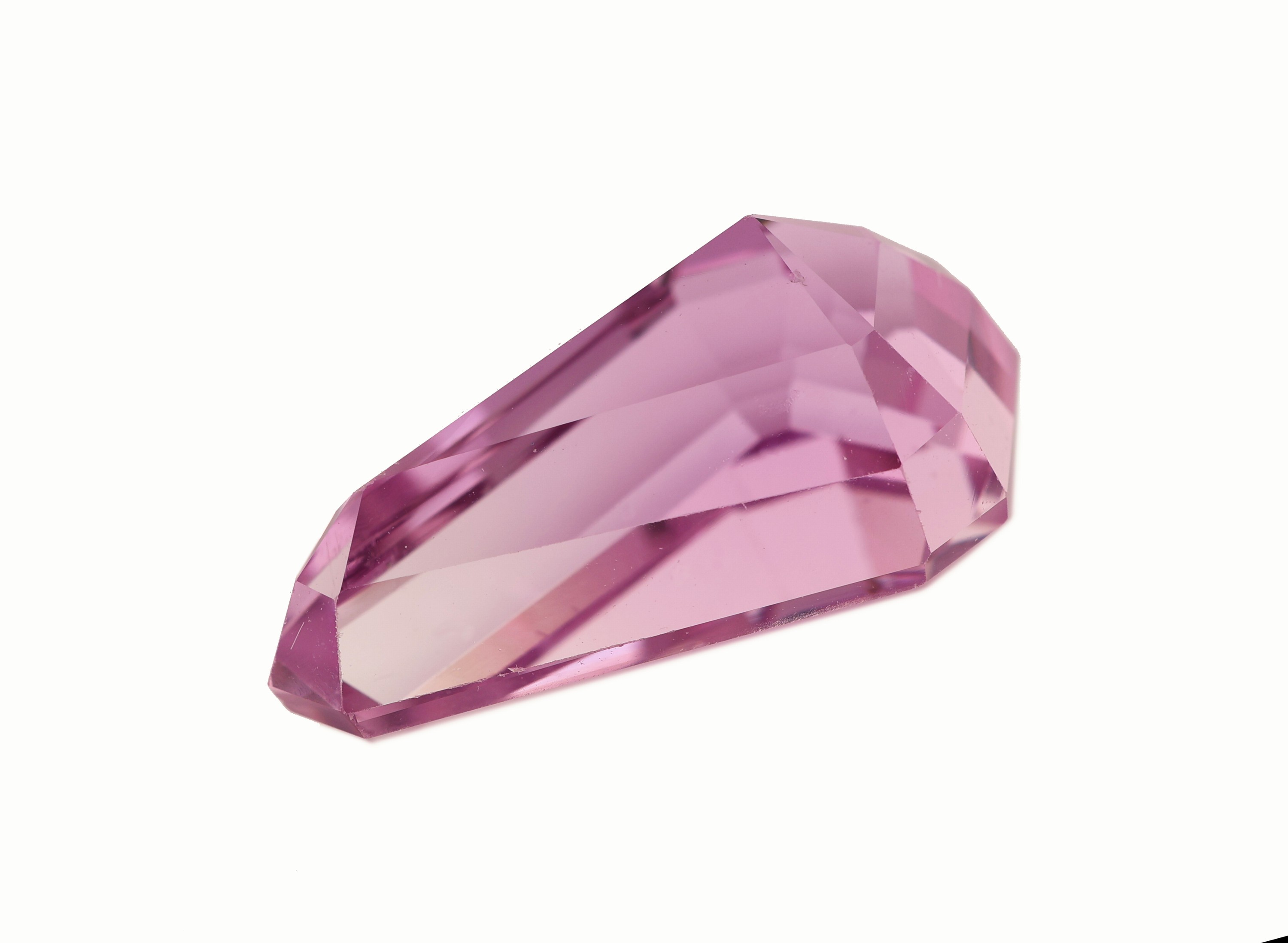 Detail b: Loser Kunzit, ca. 12.54 ct, fancy Treppenschliff, sehr schöne Farbe, ca. 19.46 x12.21 x 9.07 mm