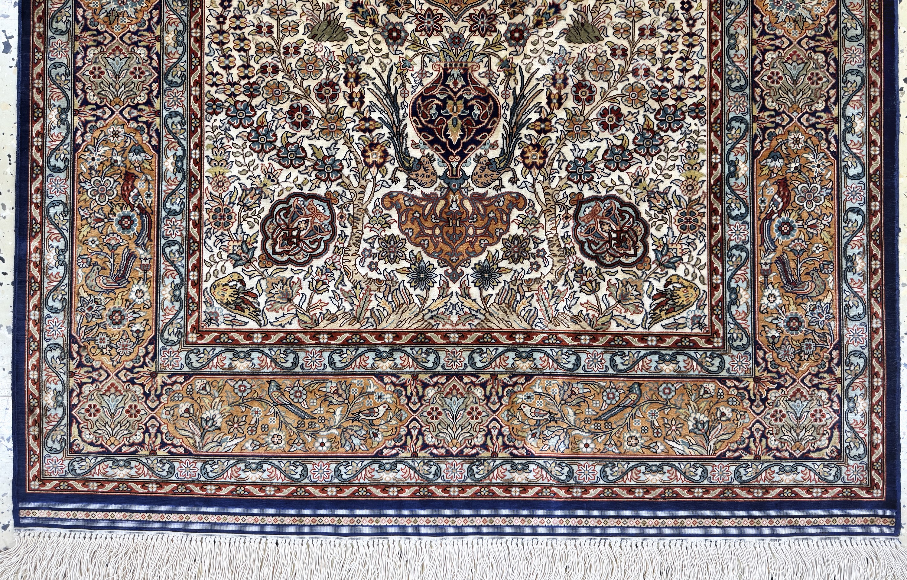 Detail b: "Doppelseitiger"Hereke fein, Türkei,signiert"Darin", Ende 20.Jhd, reine Naturseide, ca. 120 x 85 cm, ca. 1,0 Mio. Kn/qm, EHZ: 1