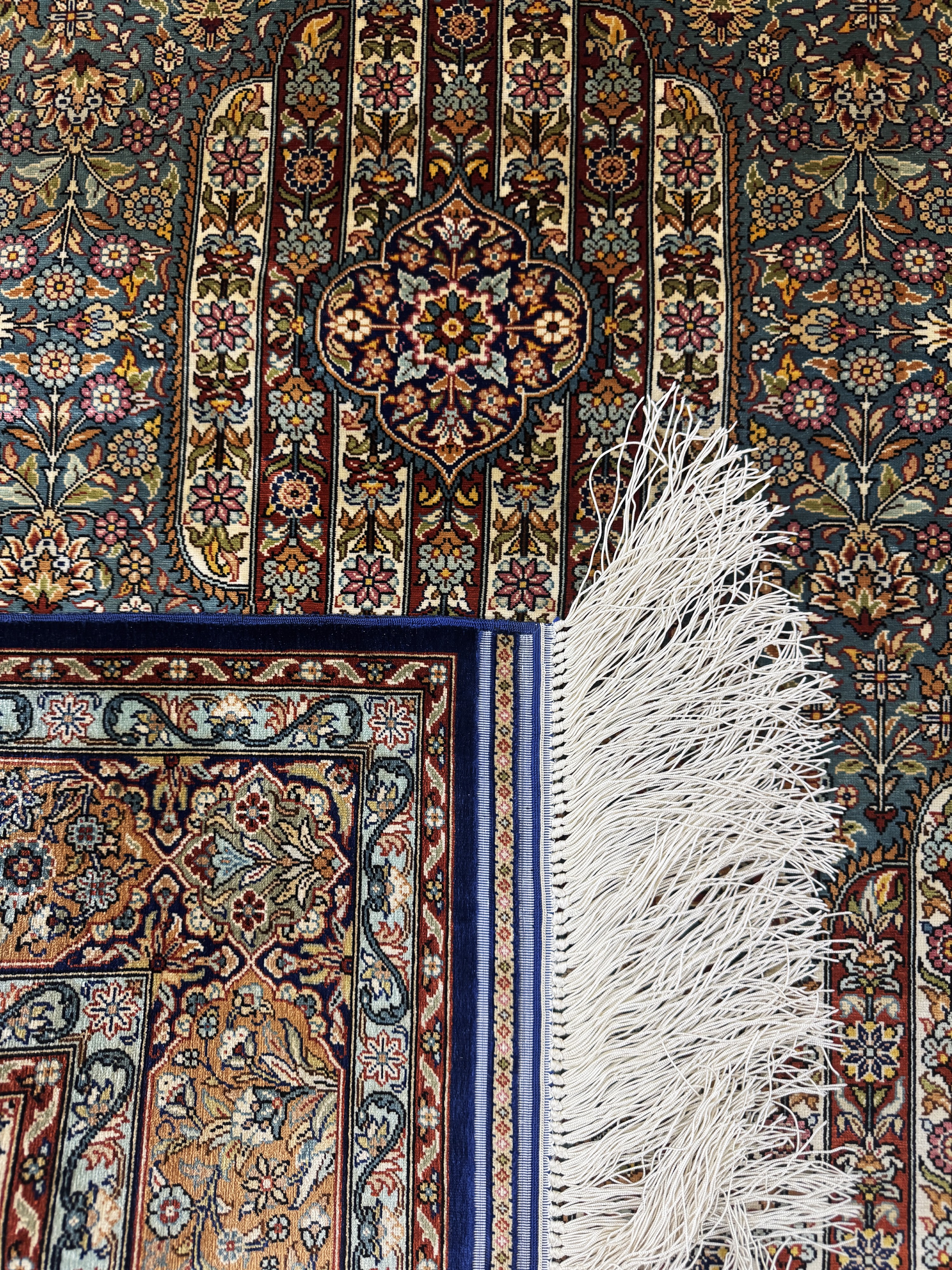 Detail i: "Doppelseitiger"Hereke fein, Türkei,signiert"Darin", Ende 20.Jhd, reine Naturseide, ca. 120 x 85 cm, ca. 1,0 Mio. Kn/qm, EHZ: 1
