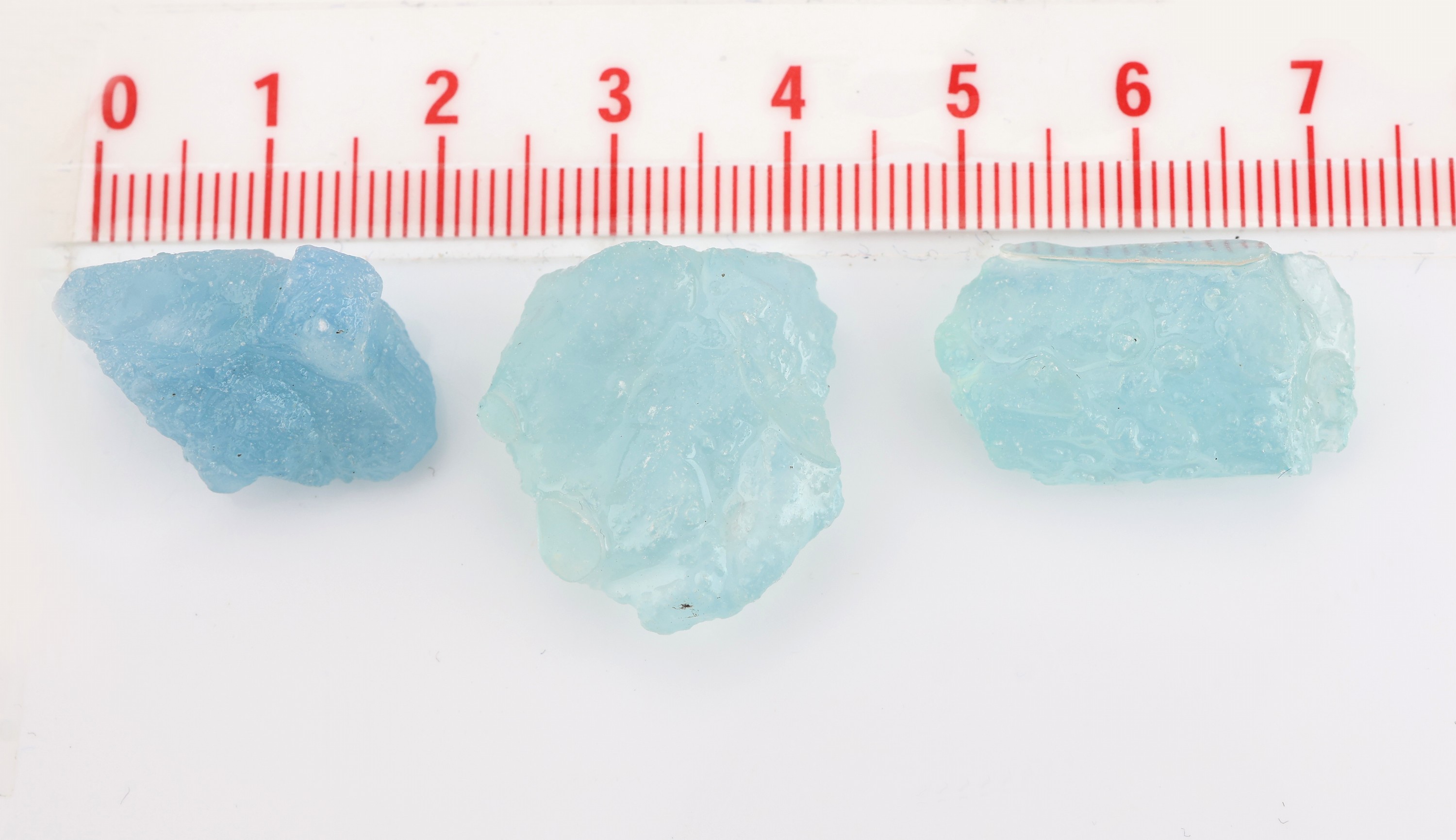 Detail a: Lot lose Aquamarin-Rohsteine, zus. ca. 786.95 ct, versch. Größen, Formen und Farbnuancen