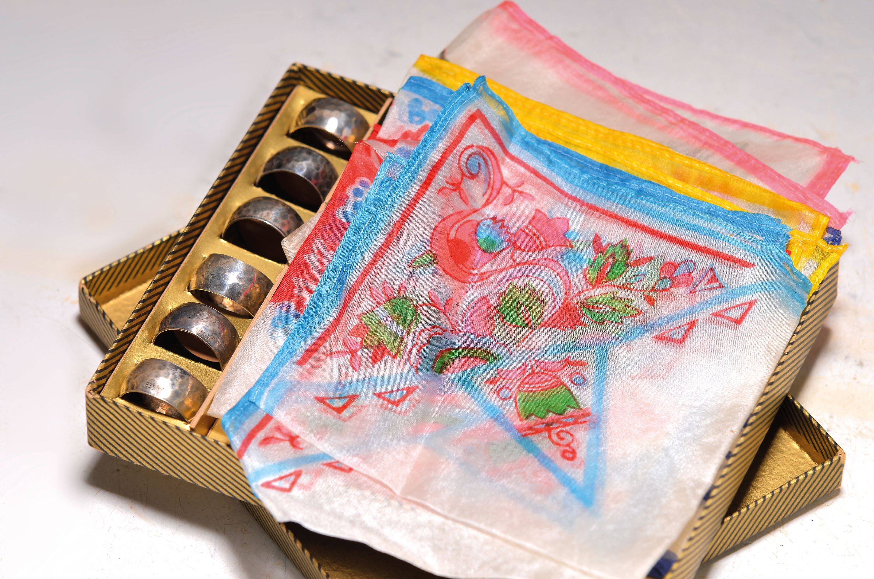 Detail a: 3 Flaschenkorken, Set aus 6 Serviettenringen und ein Becher, deutsch, um 1900, Serviettenringe mit Hammerschlagdekor, 835 Silber, Hermann Bauer, ...