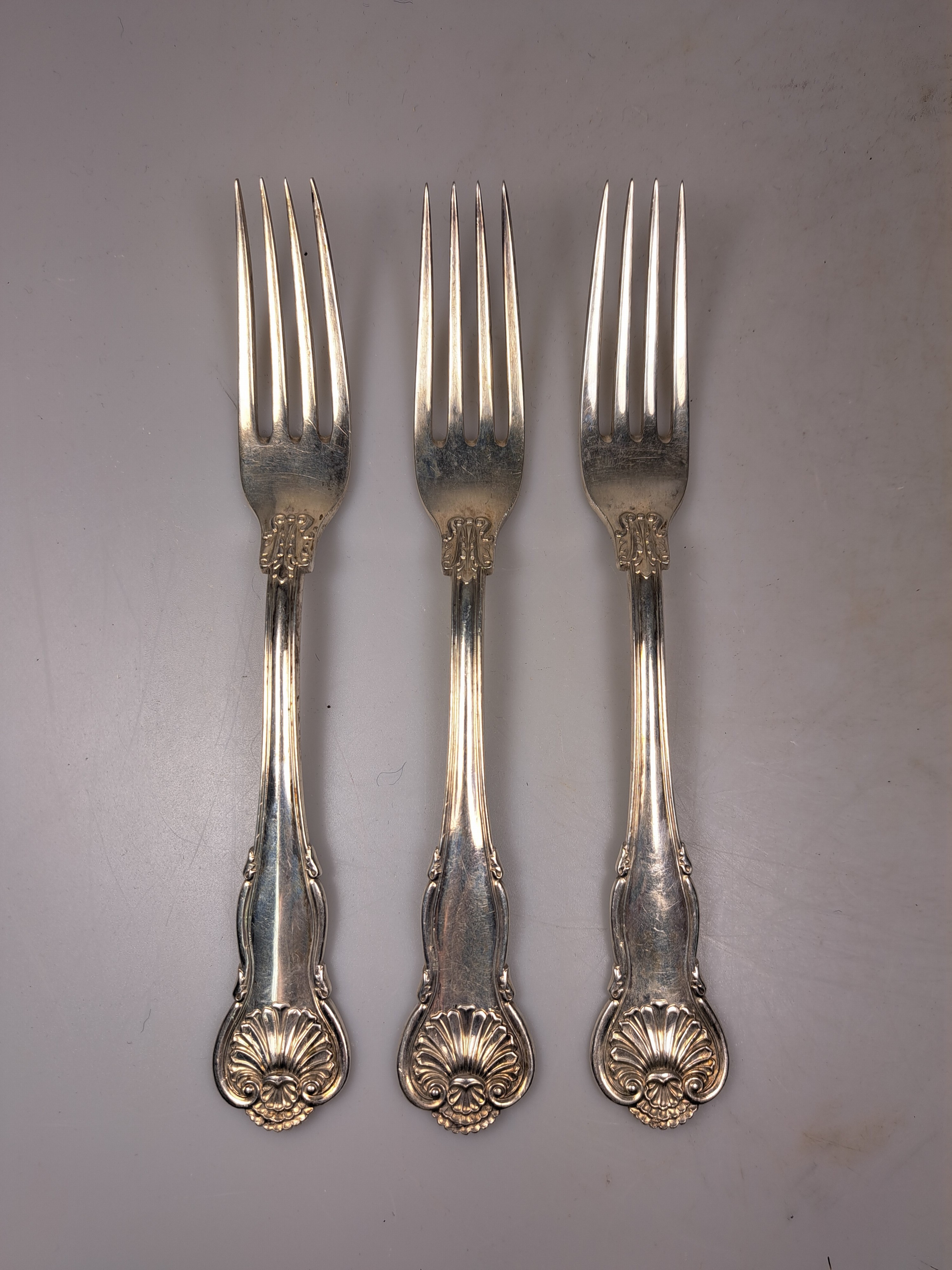 Detail a: 9-tlg. preußisches Besteckset, I. Wagner & Sohn, Berlin, um 1880, 800 Silber, je 3 Menügabeln, Löffel und Messer, Akanthusblatt- und Muscheldekor, ...