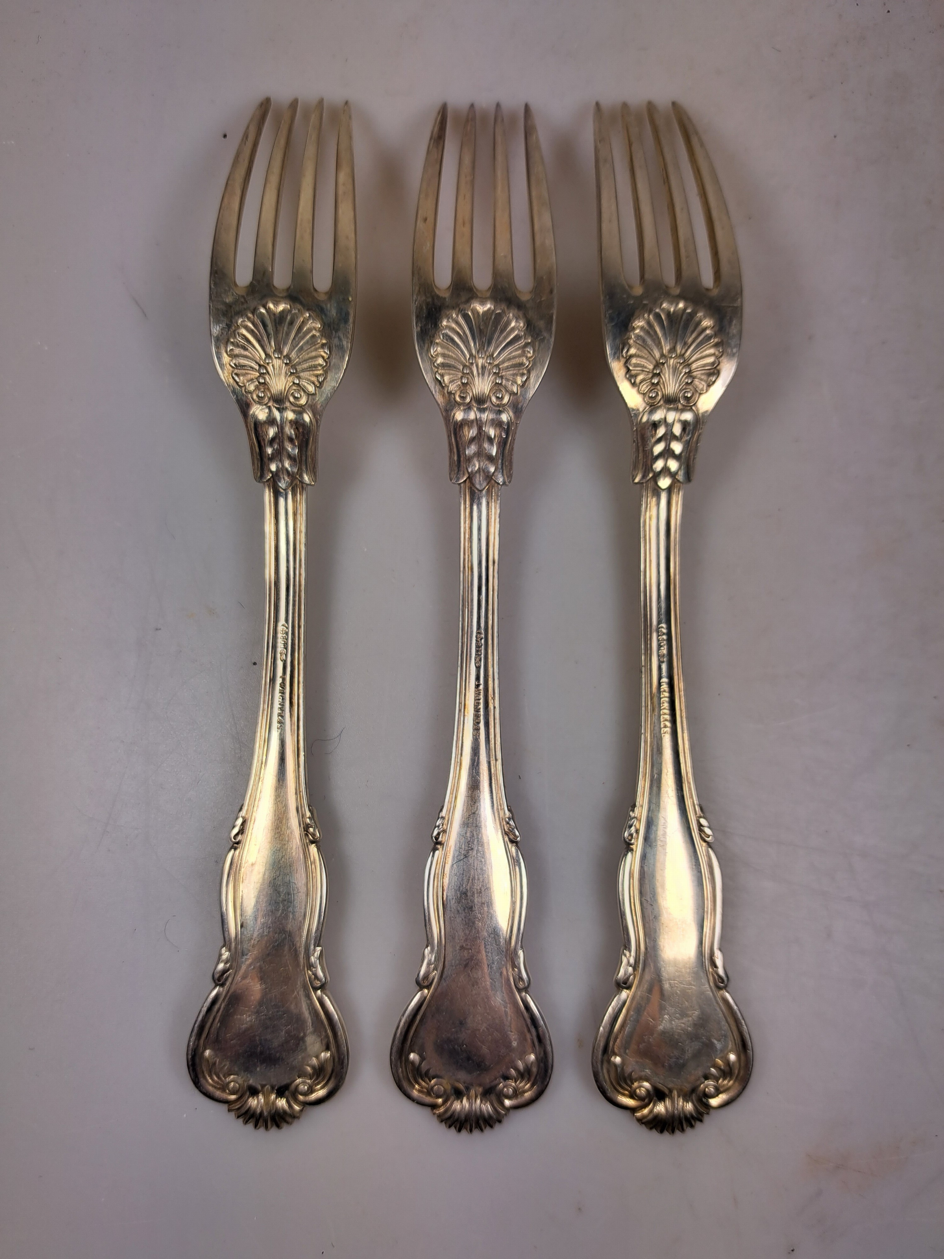 Detail b: 9-tlg. preußisches Besteckset, I. Wagner & Sohn, Berlin, um 1880, 800 Silber, je 3 Menügabeln, Löffel und Messer, Akanthusblatt- und Muscheldekor, ...