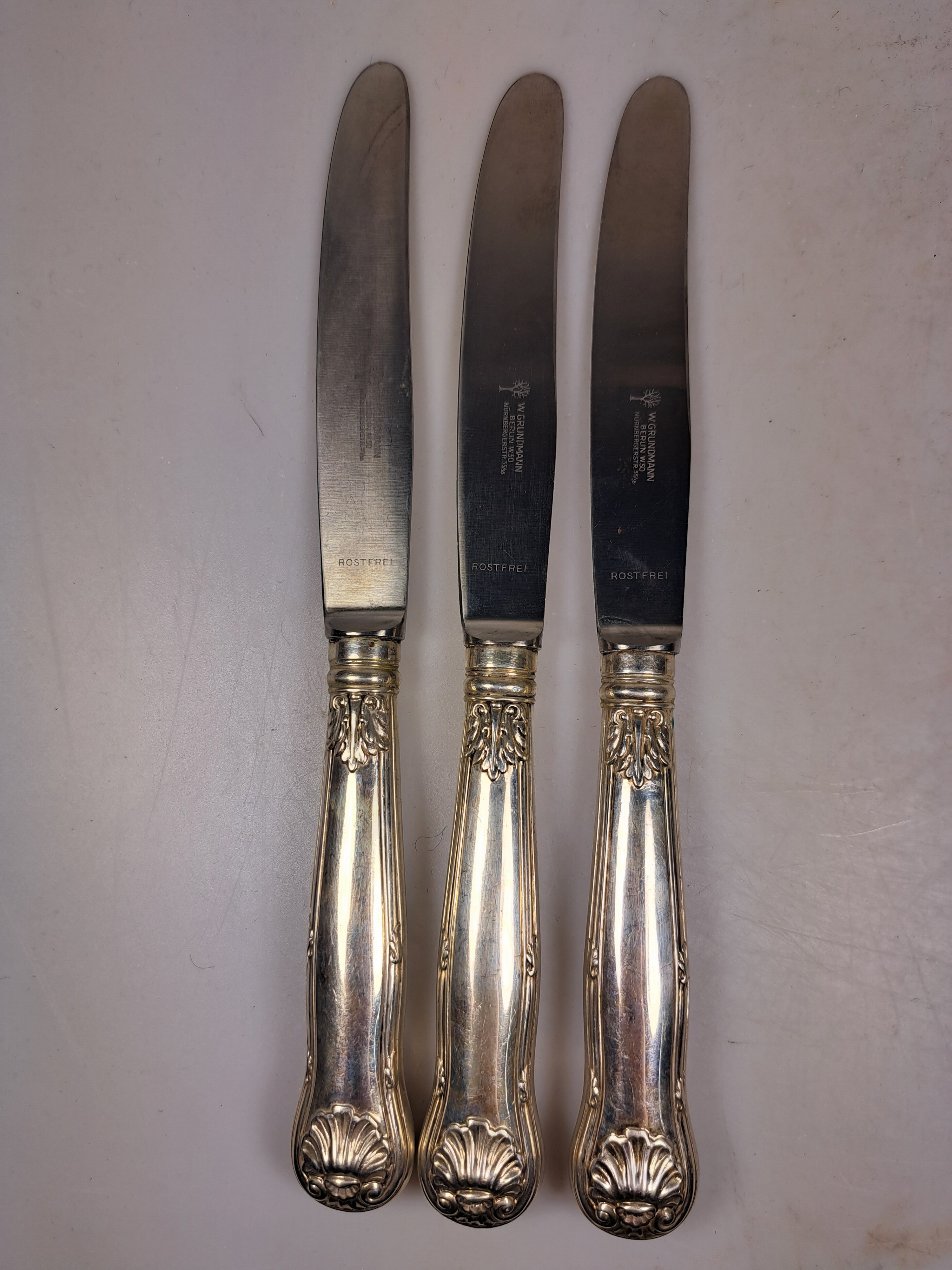 Detail c: 9-tlg. preußisches Besteckset, I. Wagner & Sohn, Berlin, um 1880, 800 Silber, je 3 Menügabeln, Löffel und Messer, Akanthusblatt- und Muscheldekor, ...