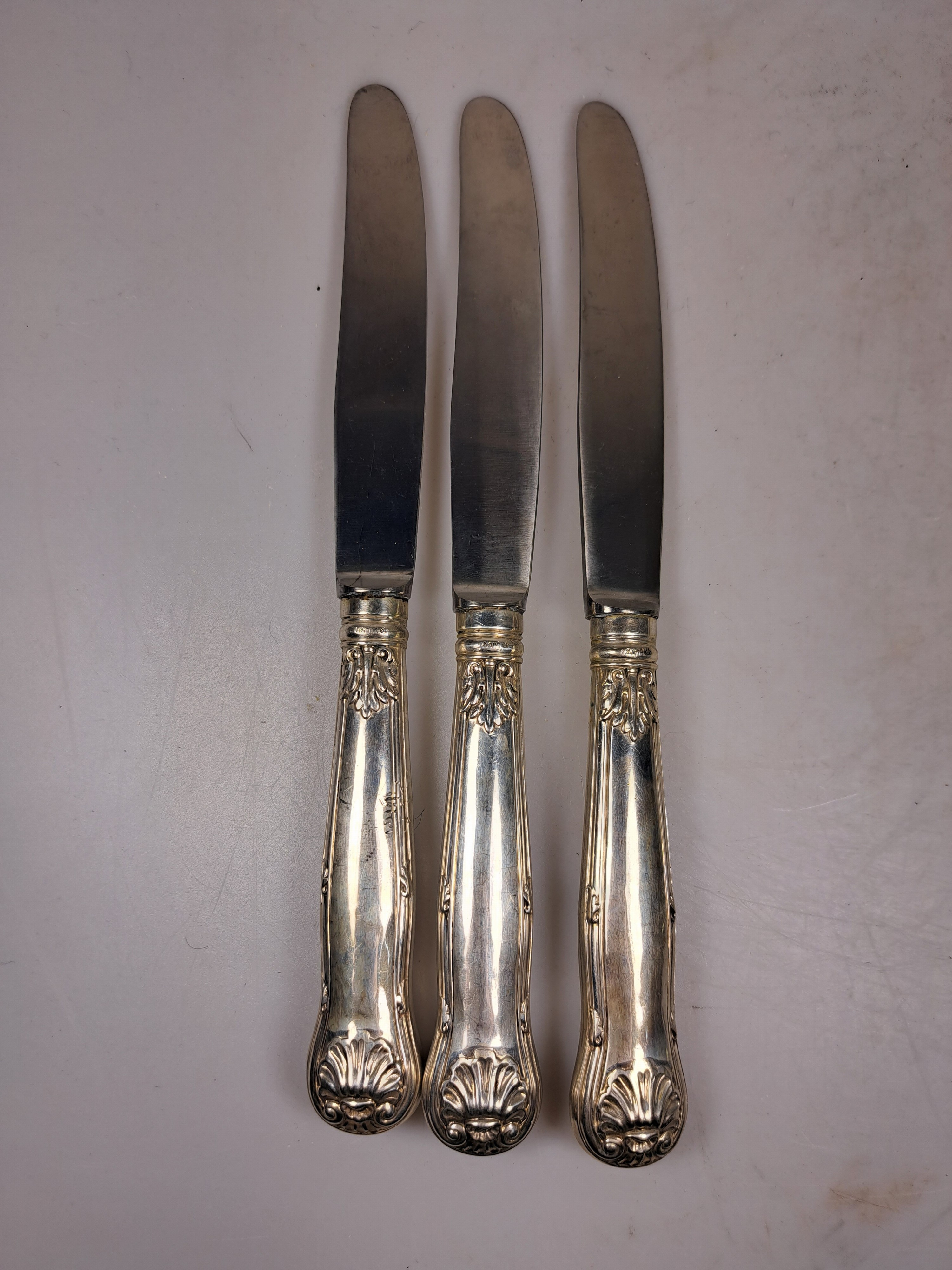Detail d: 9-tlg. preußisches Besteckset, I. Wagner & Sohn, Berlin, um 1880, 800 Silber, je 3 Menügabeln, Löffel und Messer, Akanthusblatt- und Muscheldekor, ...
