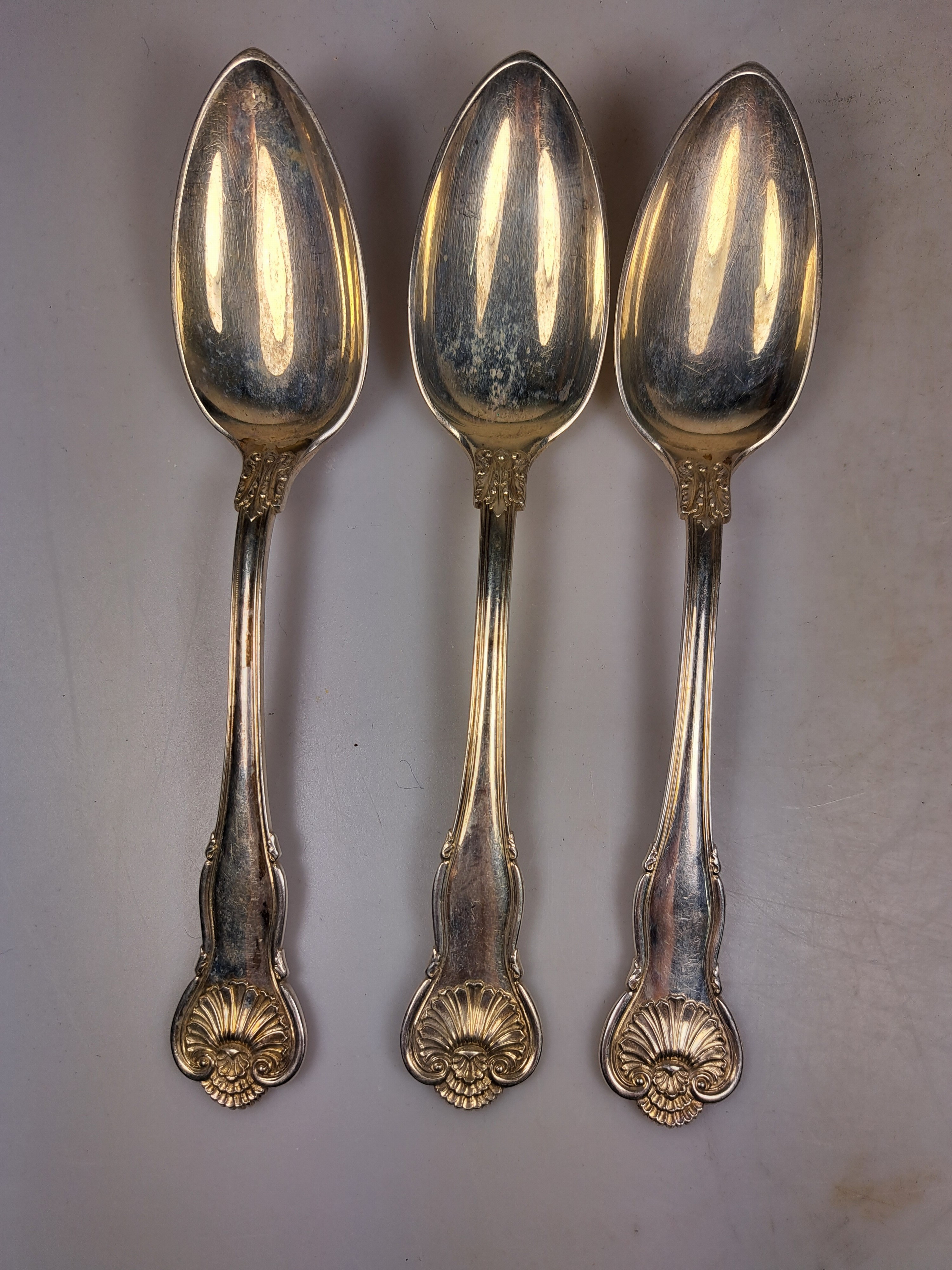 Detail e: 9-tlg. preußisches Besteckset, I. Wagner & Sohn, Berlin, um 1880, 800 Silber, je 3 Menügabeln, Löffel und Messer, Akanthusblatt- und Muscheldekor, ...