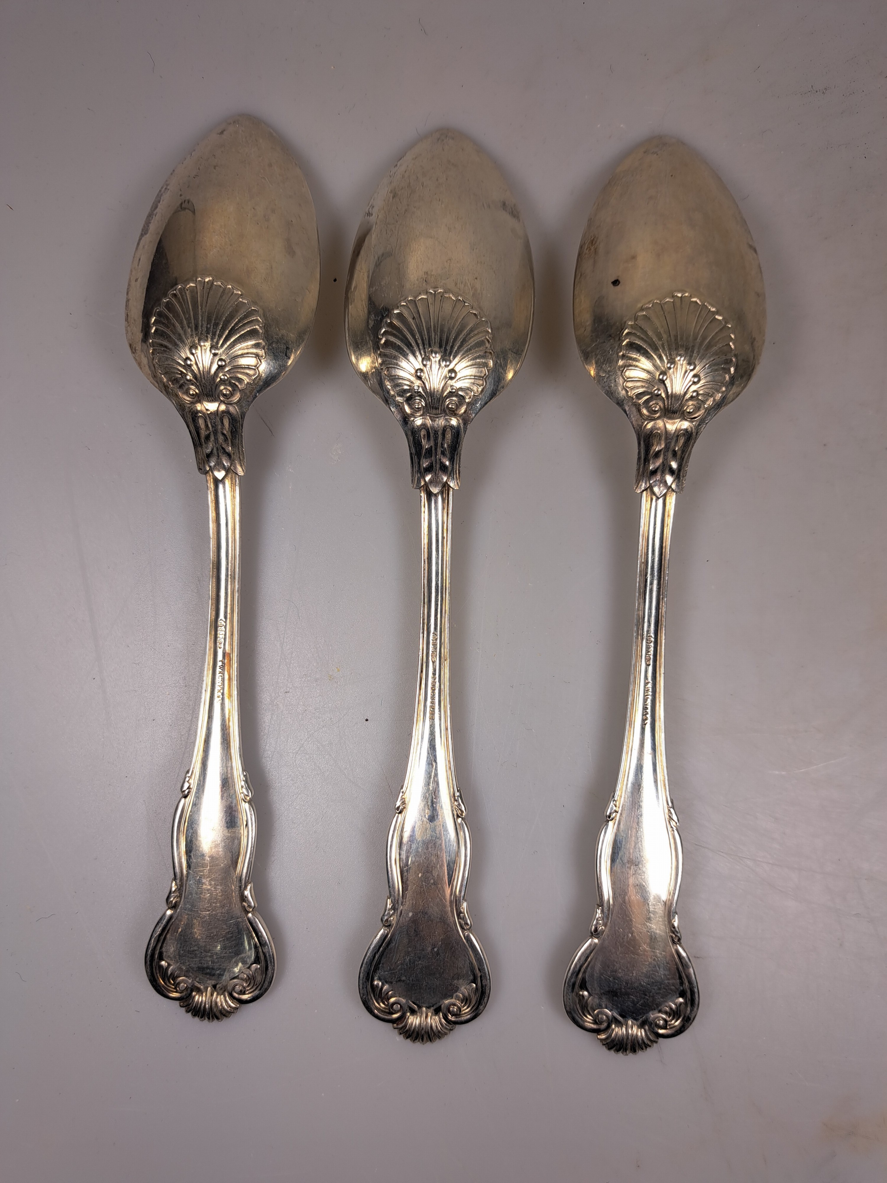 Detail f: 9-tlg. preußisches Besteckset, I. Wagner & Sohn, Berlin, um 1880, 800 Silber, je 3 Menügabeln, Löffel und Messer, Akanthusblatt- und Muscheldekor, ...