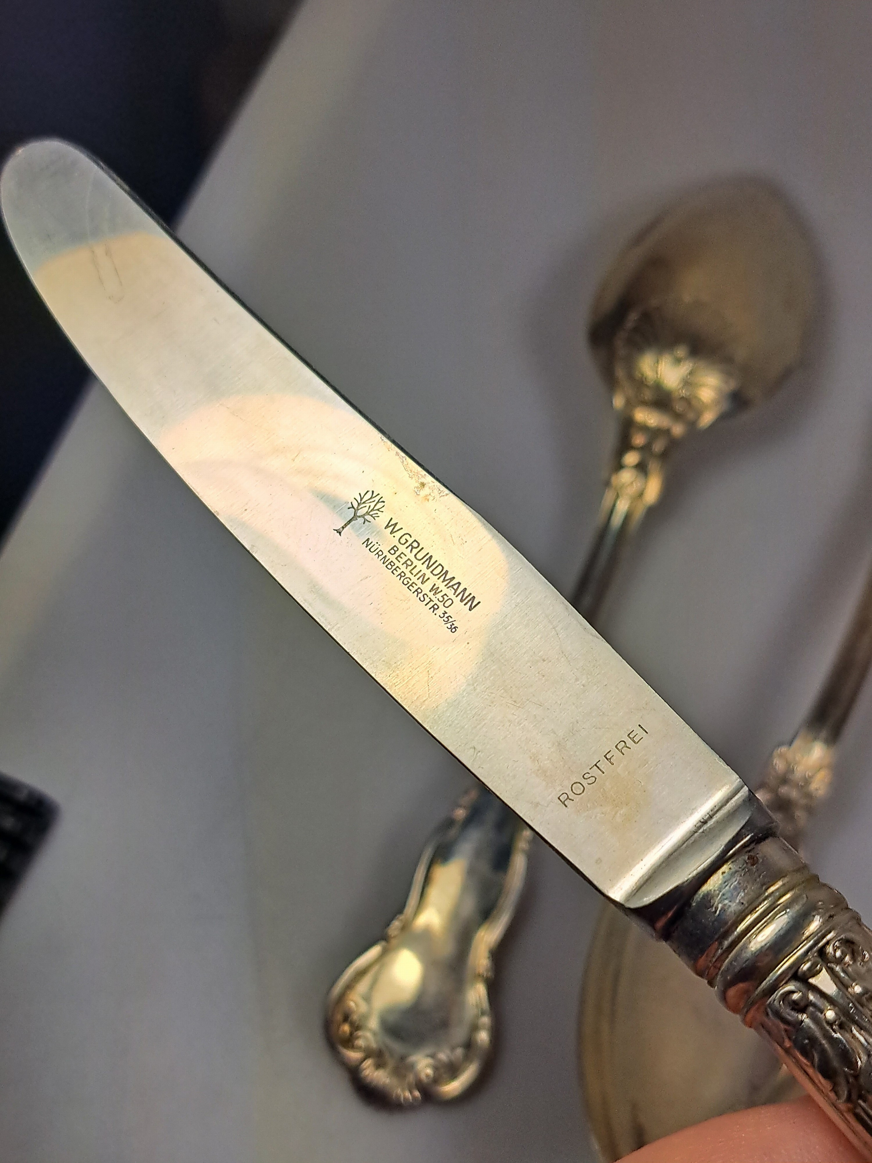 Detail h: 9-tlg. preußisches Besteckset, I. Wagner & Sohn, Berlin, um 1880, 800 Silber, je 3 Menügabeln, Löffel und Messer, Akanthusblatt- und Muscheldekor, ...