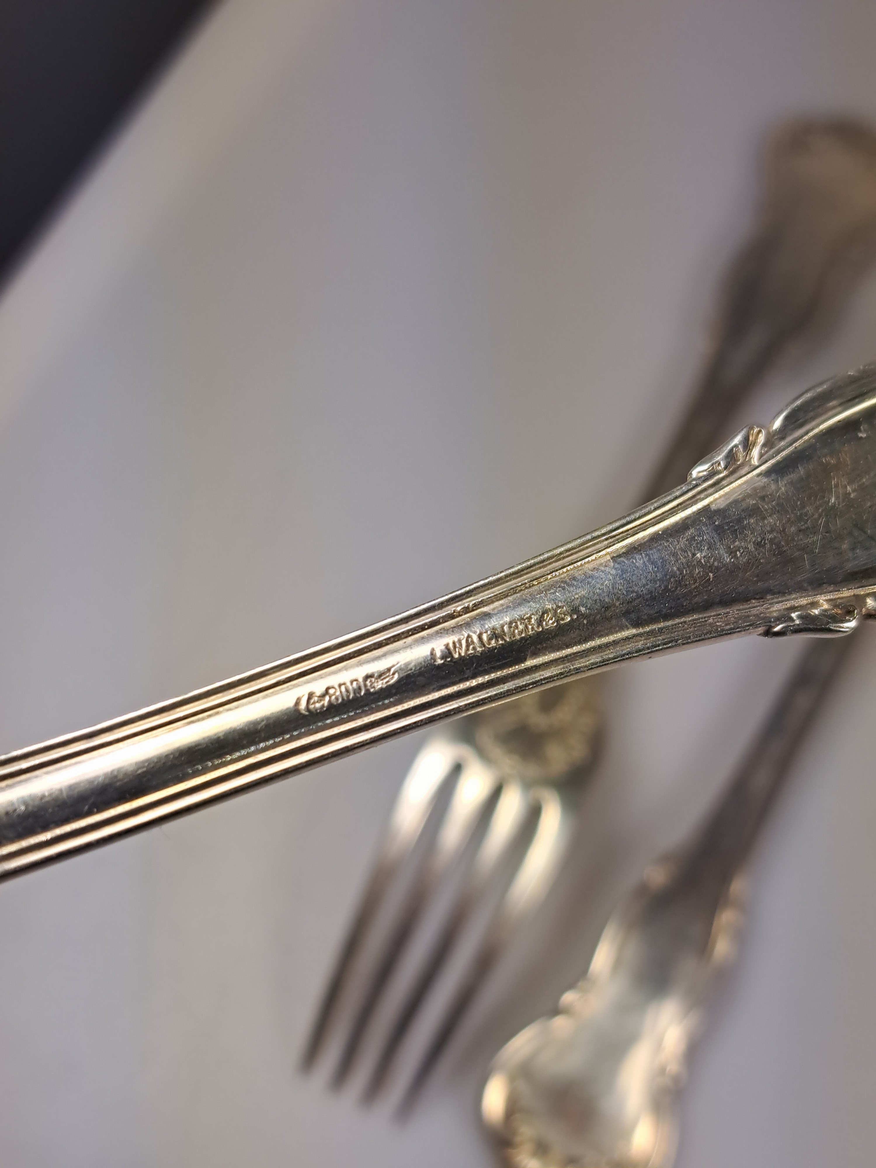 Detail i: 9-tlg. preußisches Besteckset, I. Wagner & Sohn, Berlin, um 1880, 800 Silber, je 3 Menügabeln, Löffel und Messer, Akanthusblatt- und Muscheldekor, ...