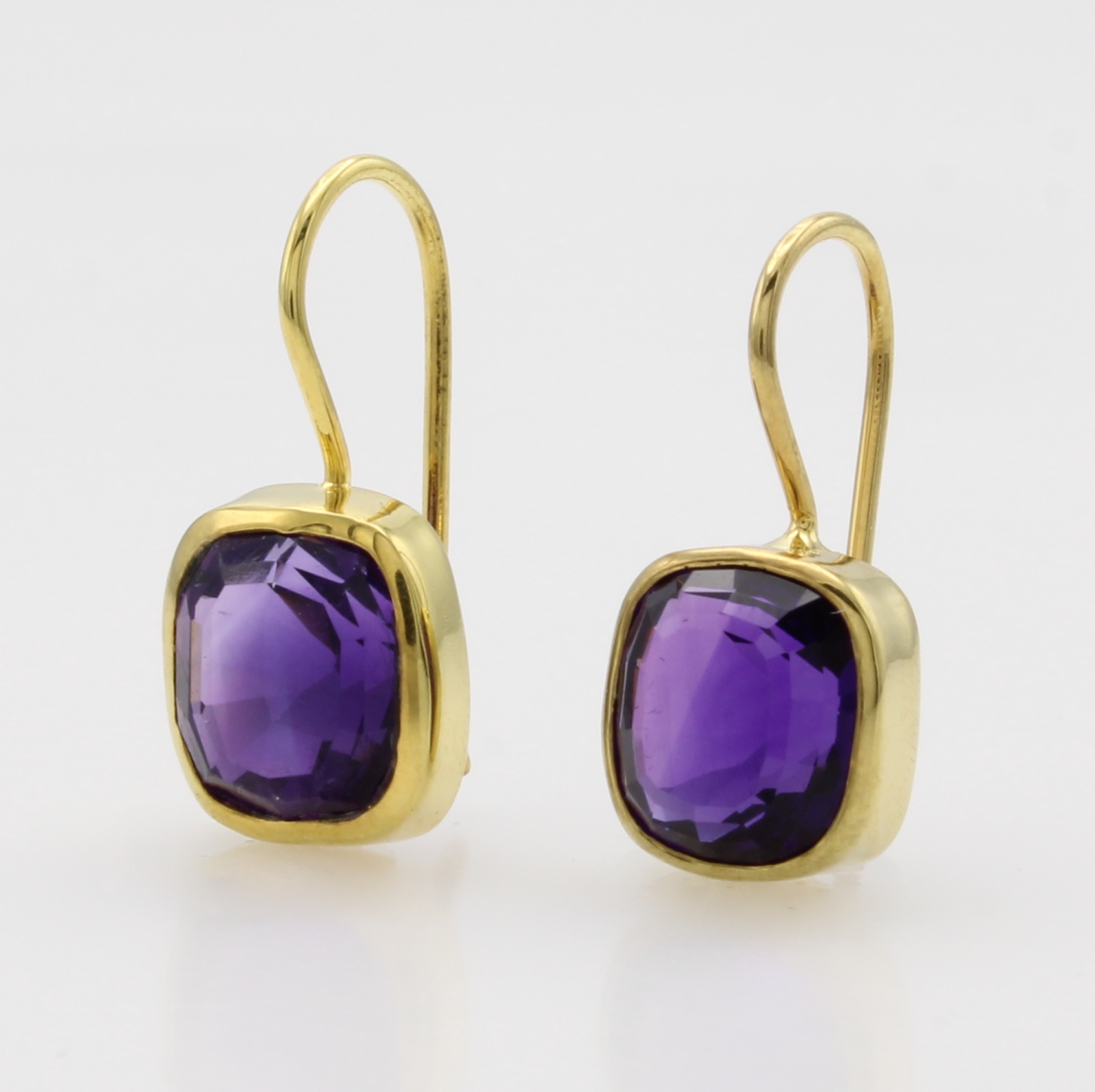 Image 27066692 - Paar Ohrhaken mit Amethysten, GG 585/000, 2 abgerundete Amethyste in glatten Fassungen ...