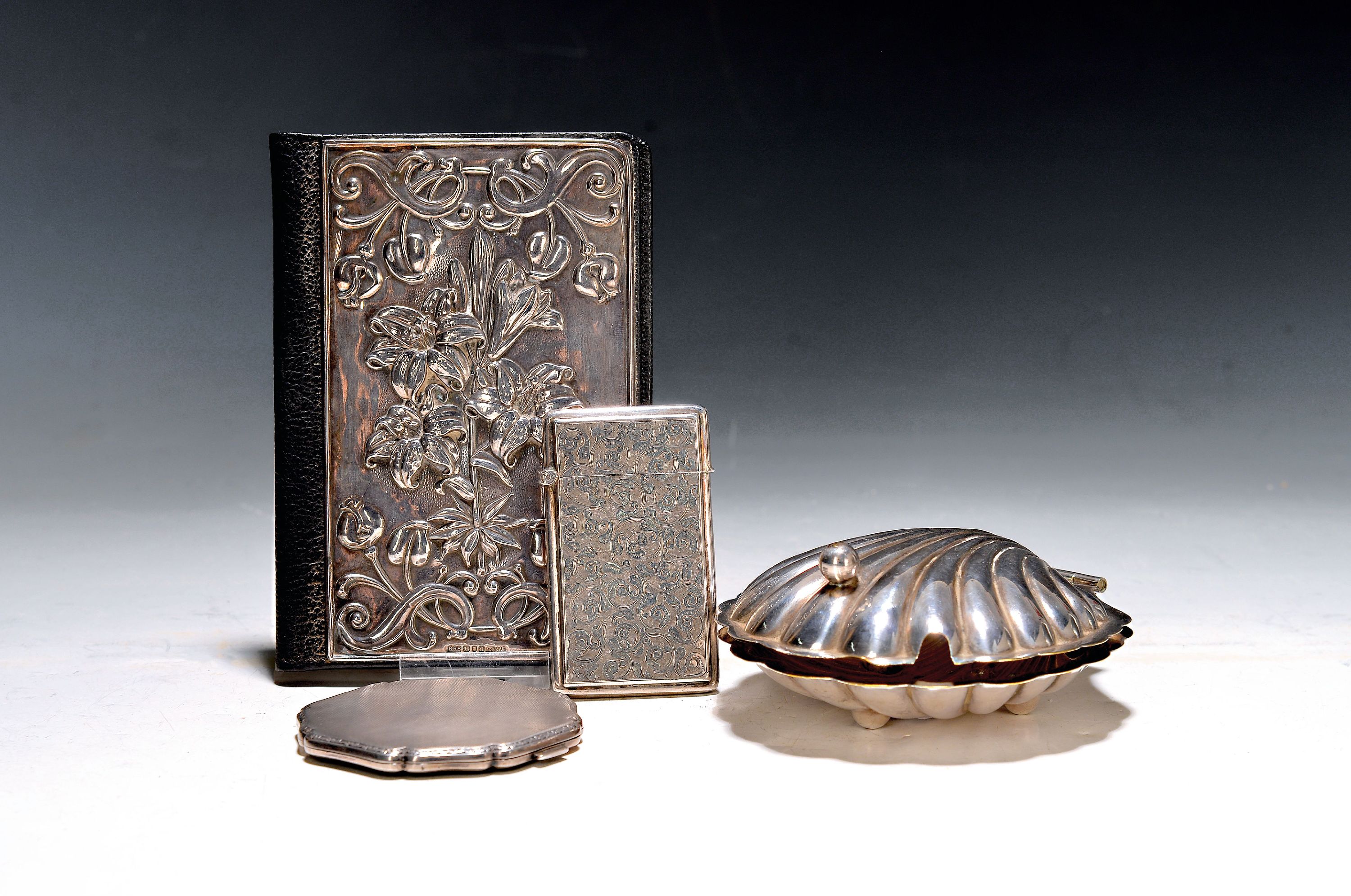 2 Etuis, eine Puderdose und eine Muscheldose, deutsch/englisch, Etui mit floralem Gravurdekor, Birmingham, wohl 1901; Kartenetui mit Silberplatte, ...
