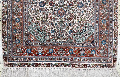 27066644b - Hereke Seide fein, China, Ende 20.Jhd, reine Naturseide, ca. 125 x 80 cm, ca. 1,0 Mio. ...