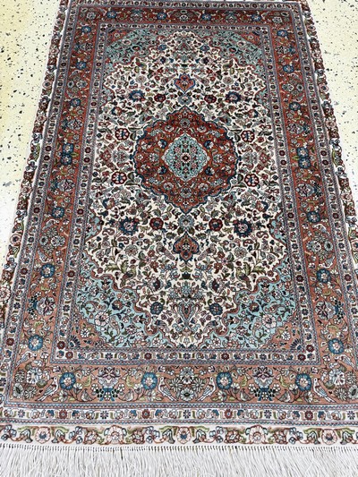 27066644d - Hereke Seide fein, China, Ende 20.Jhd, reine Naturseide, ca. 125 x 80 cm, ca. 1,0 Mio. ...