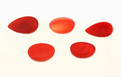 27066651a - Lot 5 lose rote Opale, zus. ca. 40.48 ct, Cabochons in versch. Größen, Formen und ...